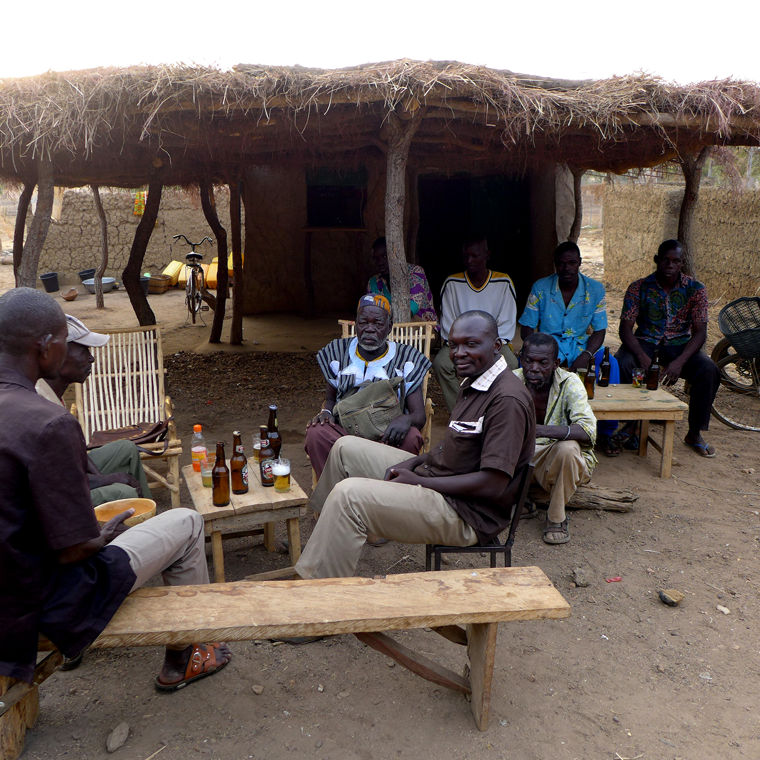 Au centre de l’image, le chef des terres de Niego souhaite la bienvenue à l’envoyée spéciale des globe-reporters. Sur la droite, son « moto Globe Reporter », Roméo SOMDA © Globe Reporters