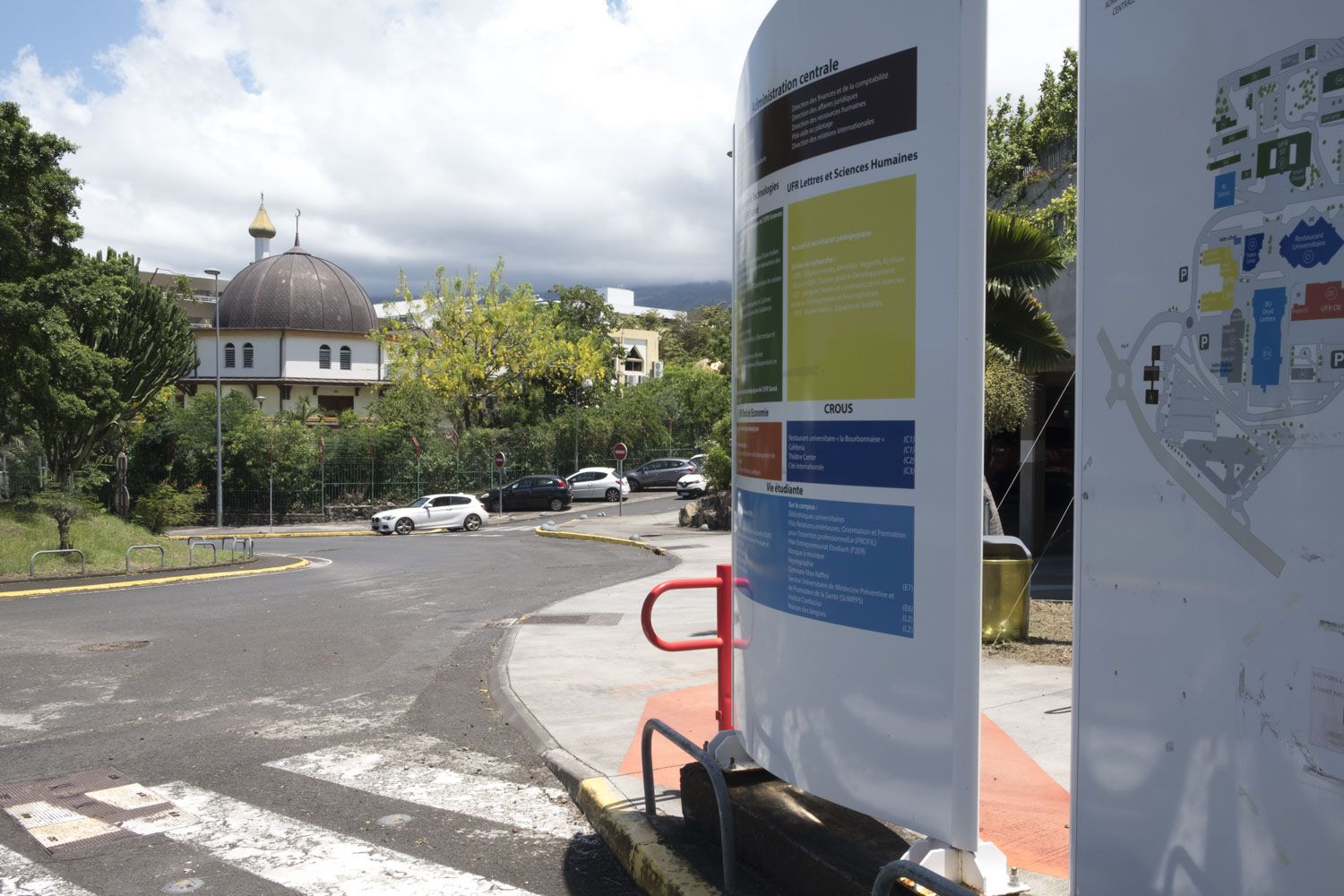 L’entrée du campus du Moufia à Sainte-Clothilde, à La Réunion. L’université de la Réunion compte plus de 10 000 étudiants inscrits dans cinq UFR différents : Droit et Economie ; Sciences et Technologies ; Lettres et Sciences Humaines ; Sciences de l’Homme et de l’Environnement ; Santé.