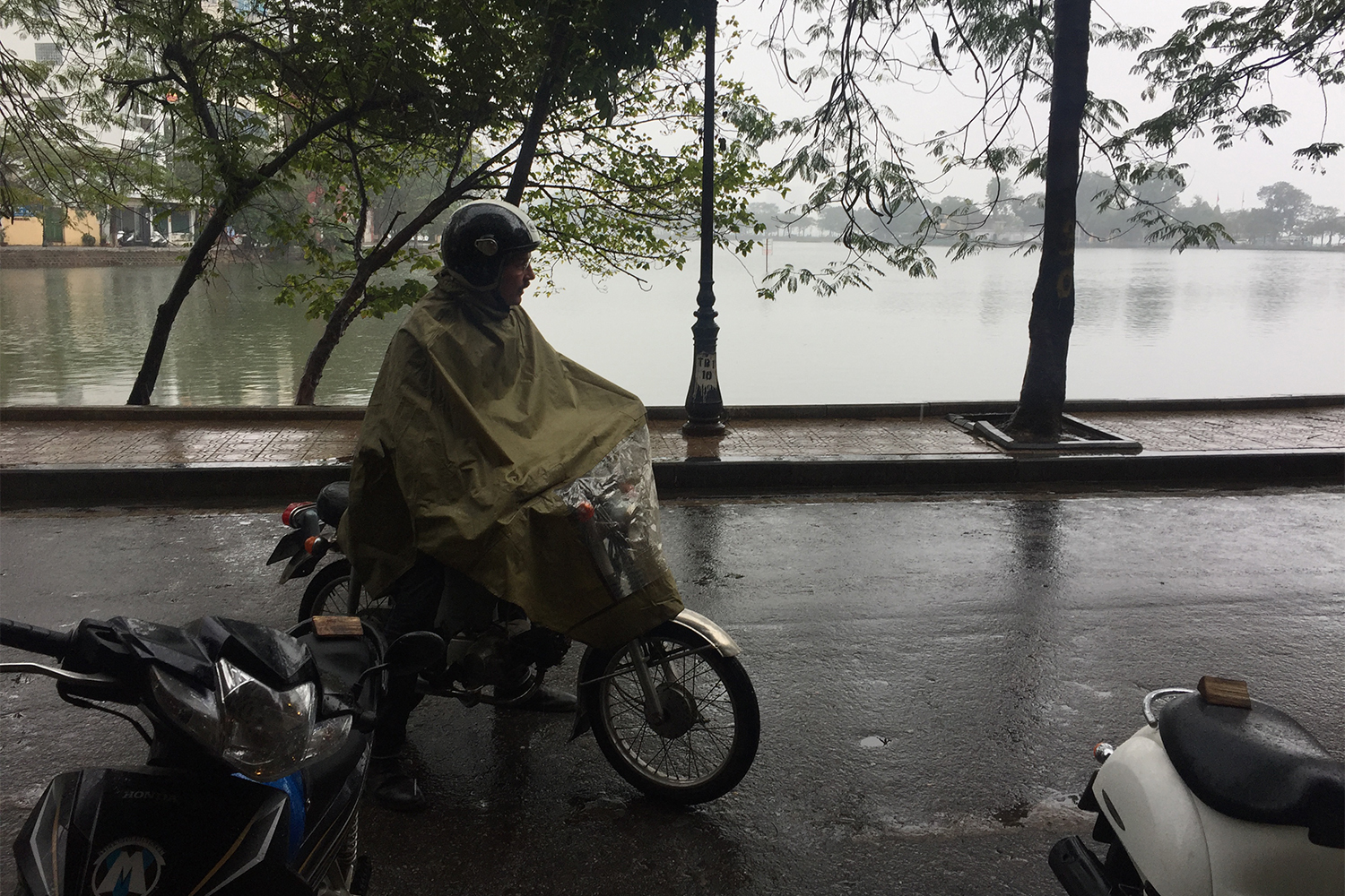 Sébastien repart sur sa moto. 