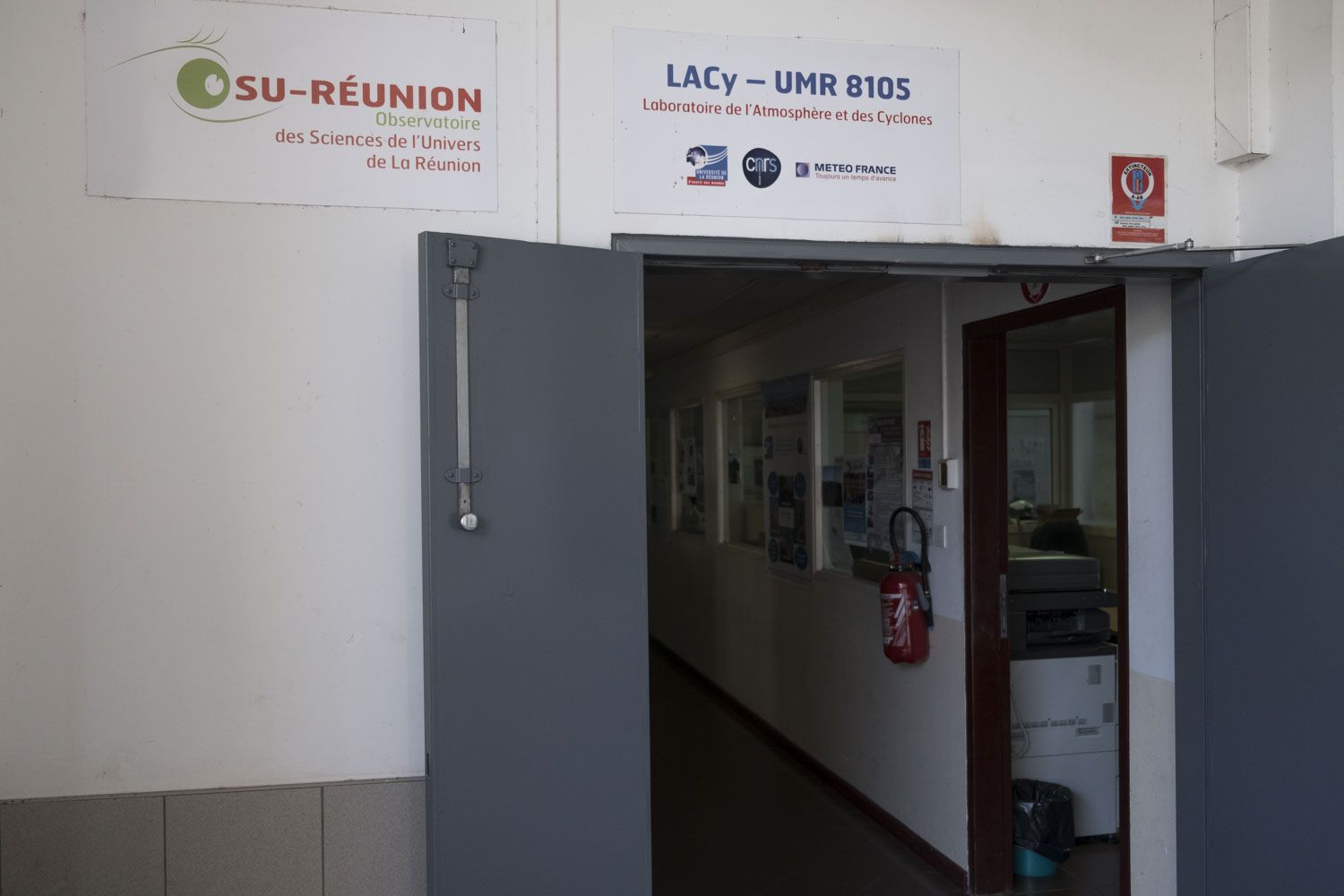 Le couloir qui mène au bureau du professeur Jean-Lambert JOIN. 