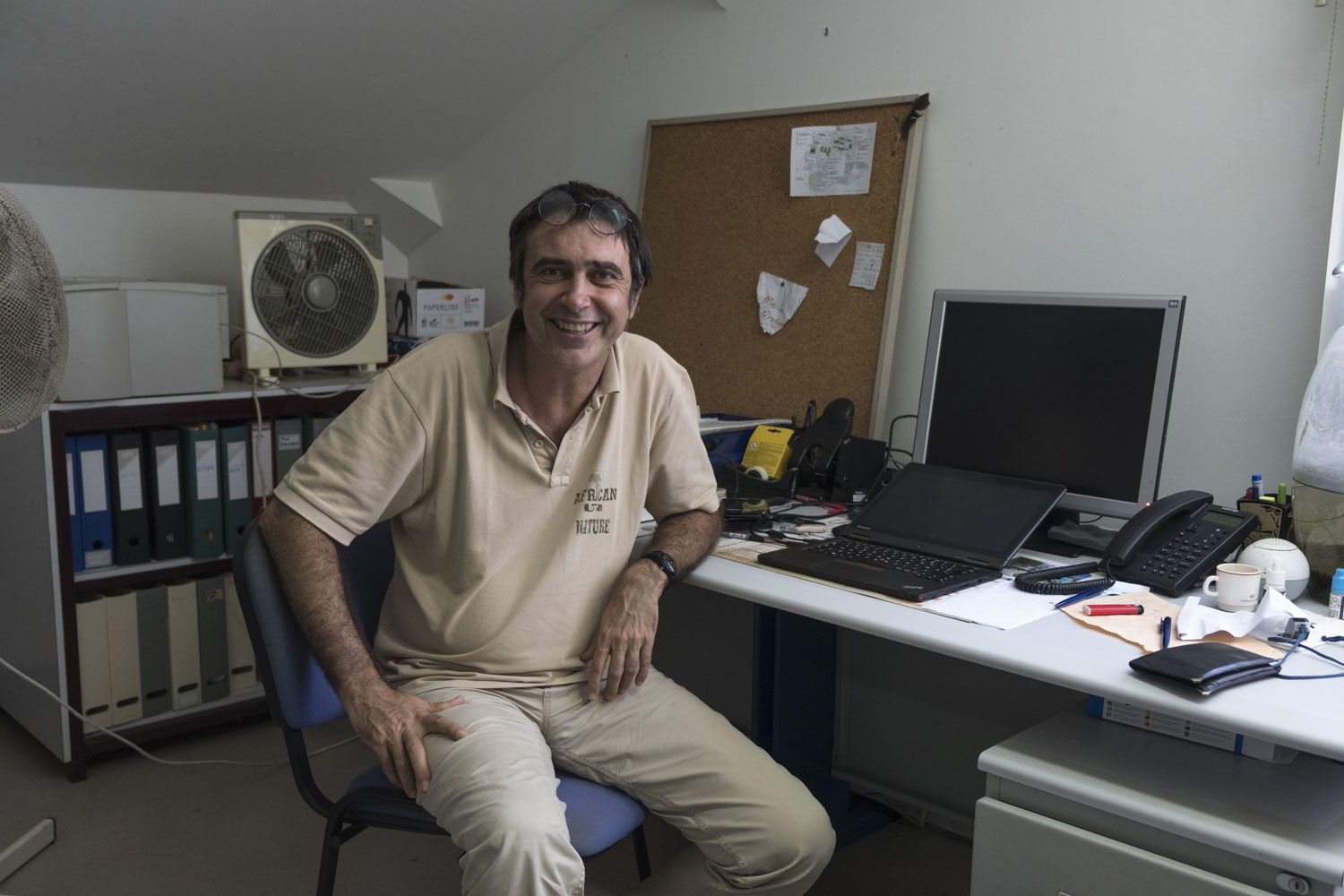 Jean-Lambert JOIN, hydrogéologue, assis dans son bureau après l’interview. 