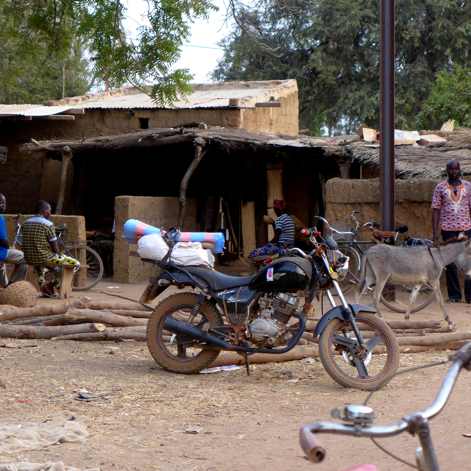 Motos, vélos et ânes sont les moyens de transport à Niego © Globe Reporters