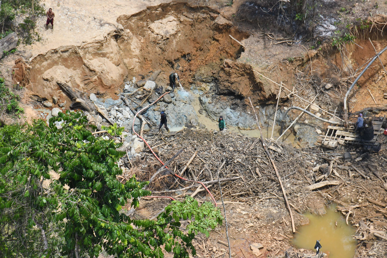 Orpailleurs clandestins au travail – crédit Parc amazonien de Guyane