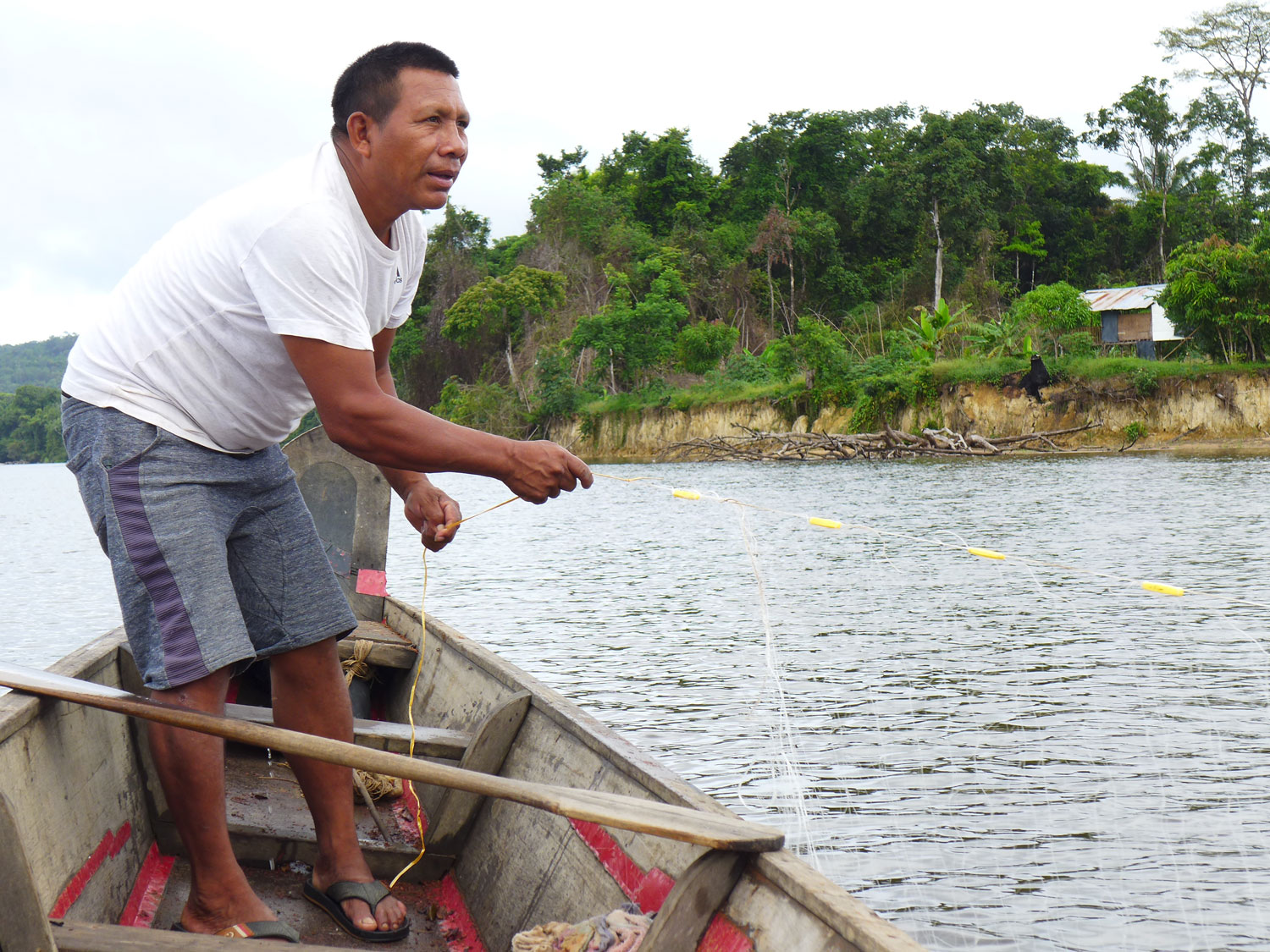 Ayma laisse dériver la pirogue.