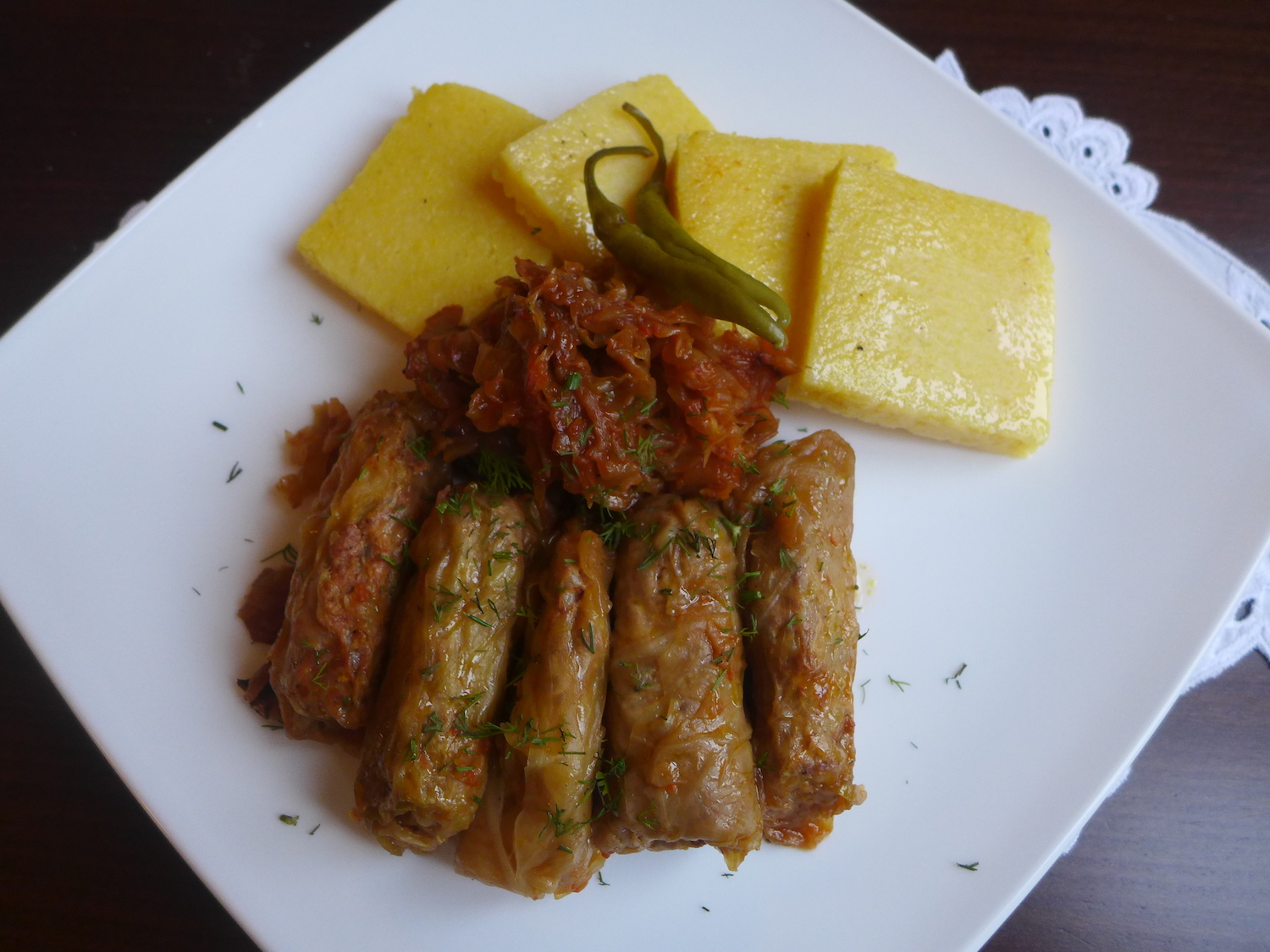 Les sarmale, accompagnés de mamaliga, de la bouillie de farine de maïs.