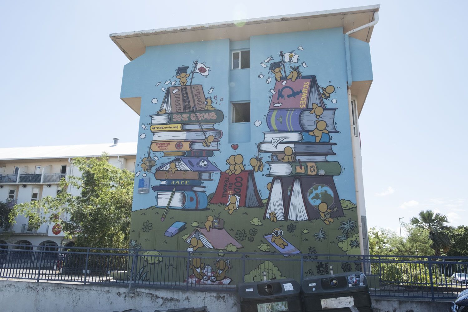 Une fresque sur un mur du bâtiment de l’Université.