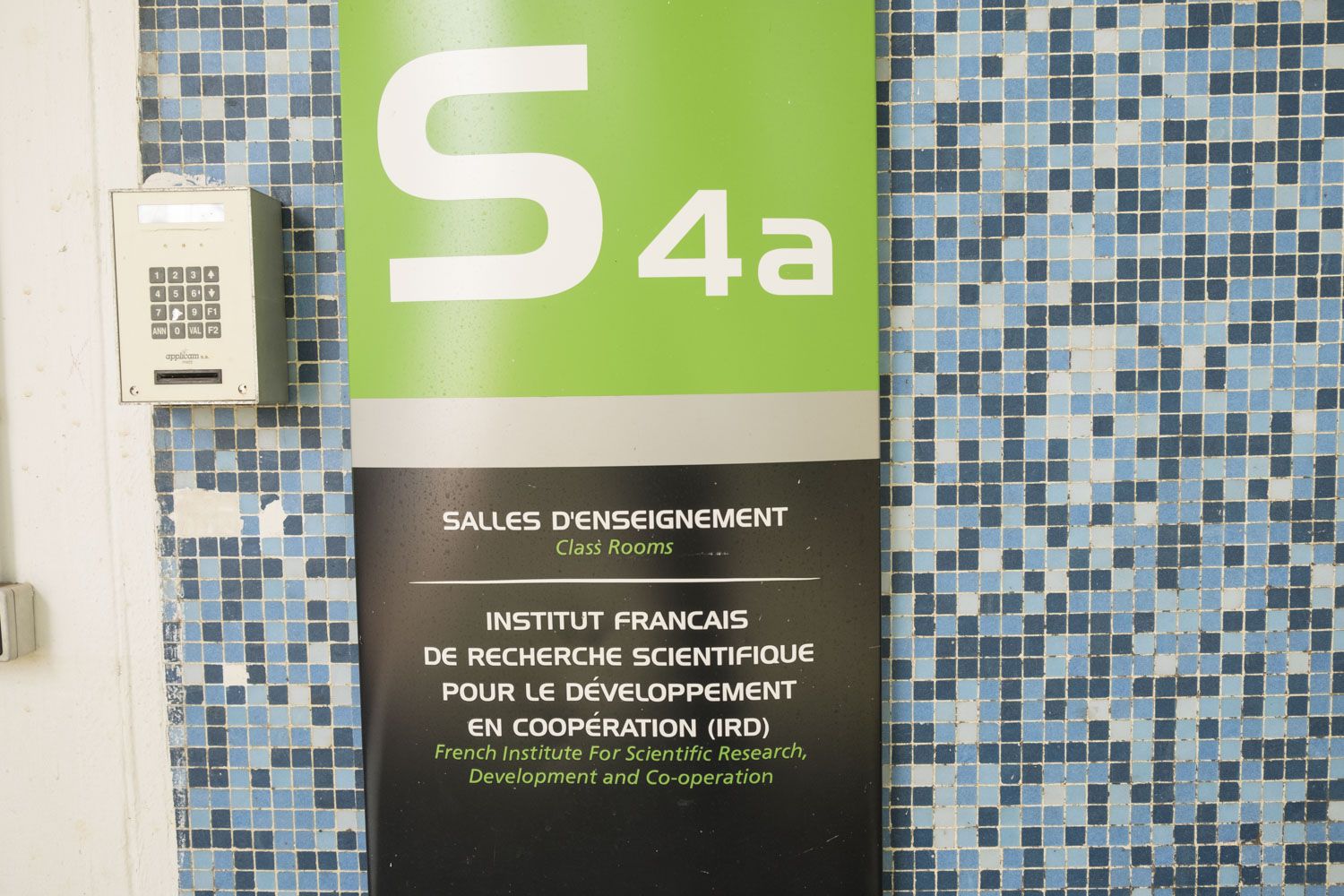 Le rendez-vous est donné dans le bâtiment S4a réservé aux chercheurs de l’IRD, l’Institut de recherche scientifique pour le développement en coopération. L’IRD est un « organisme pluridisciplinaire reconnu internationalement, travaillant principalement en partenariat avec les pays méditerranéens et intertropicaux. Il porte, par son réseau et sa présence dans une cinquantaine de pays, une démarche originale de recherche, d’expertise, de formation et de partage des savoirs au bénéfice des territoires et pays qui font de la science et de l’innovation un des premiers leviers de leur développement. » Allez parcourir le site internet de l’IRD pour en savoir plus.