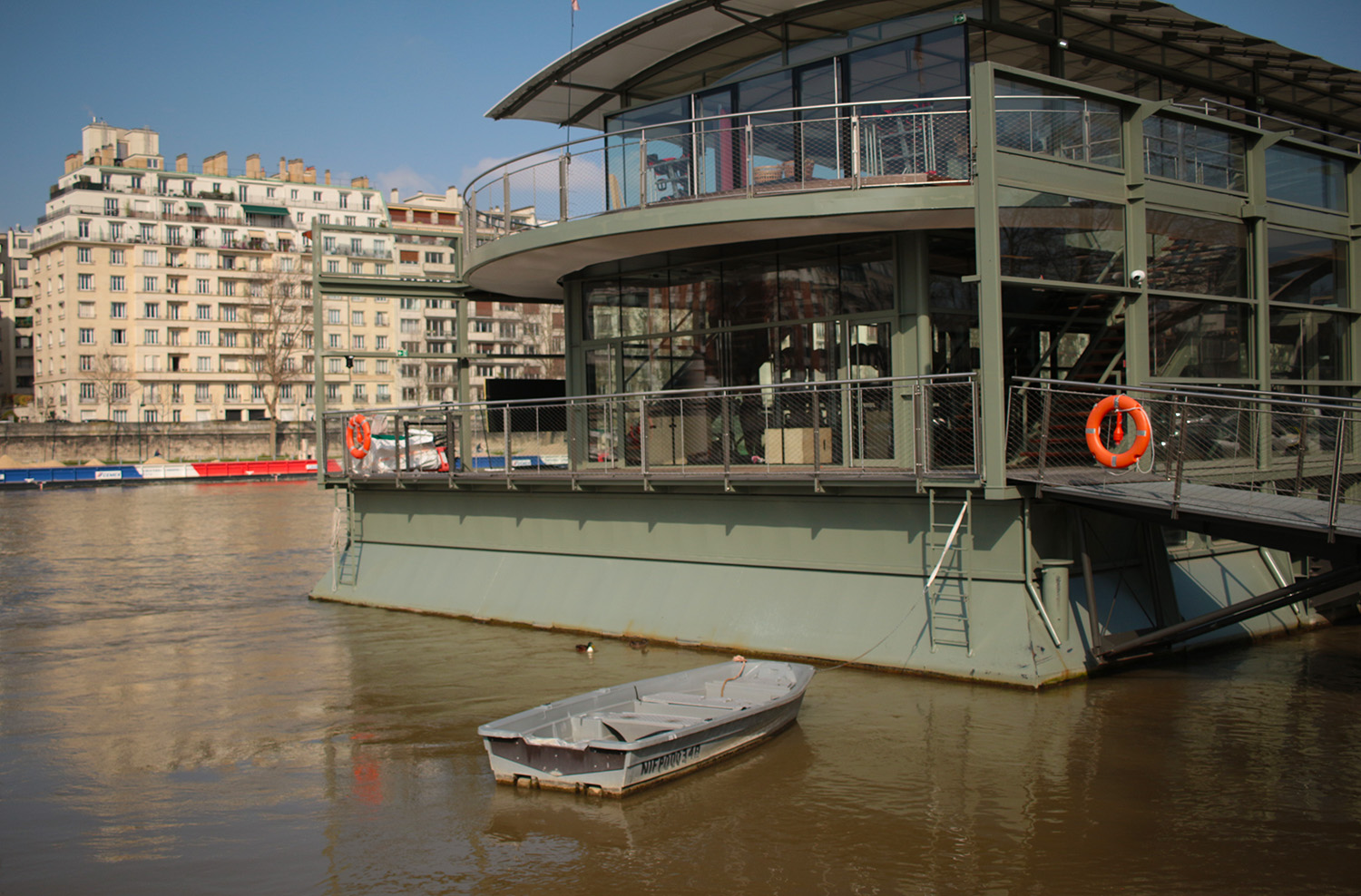 Il s’agit de l’un des nombreux pièges à déchets installés sur la Seine, qui permet de capter et ramasser les déchets jetés ou échoués dans le lit du fleuve © Globe Reporters