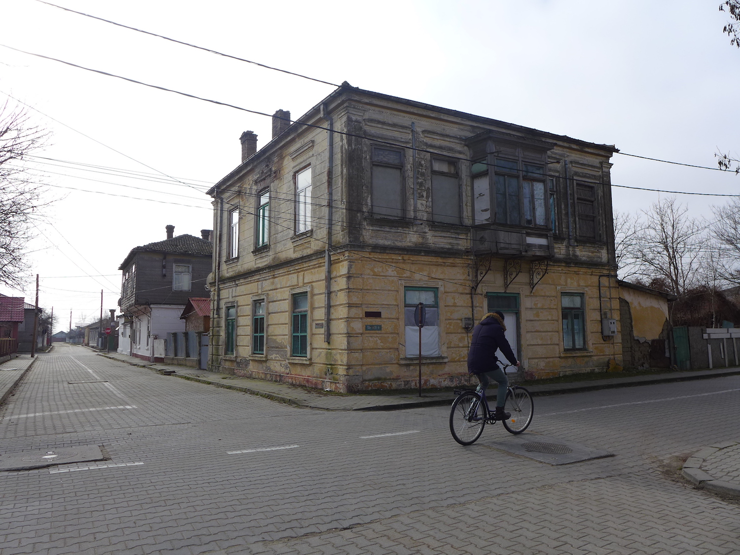 Il y a beaucoup de belles maisons anciennes, qui tombent en ruine.