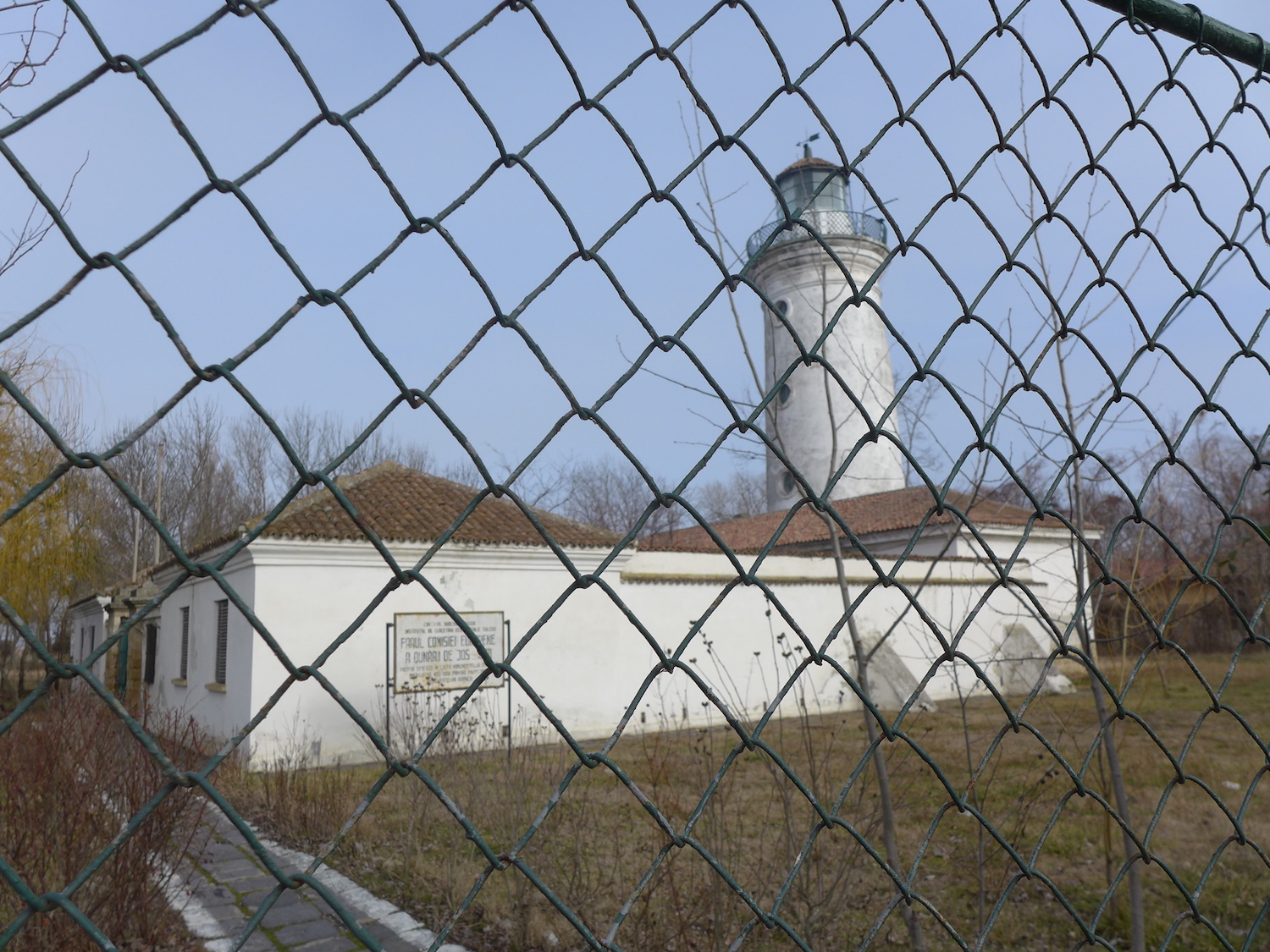 Le vieux phare. Il était auparavant au bord de la mer, mais le littoral avance de quelques mètres chaque année. Il est maintenant à quelque 2km du phare !