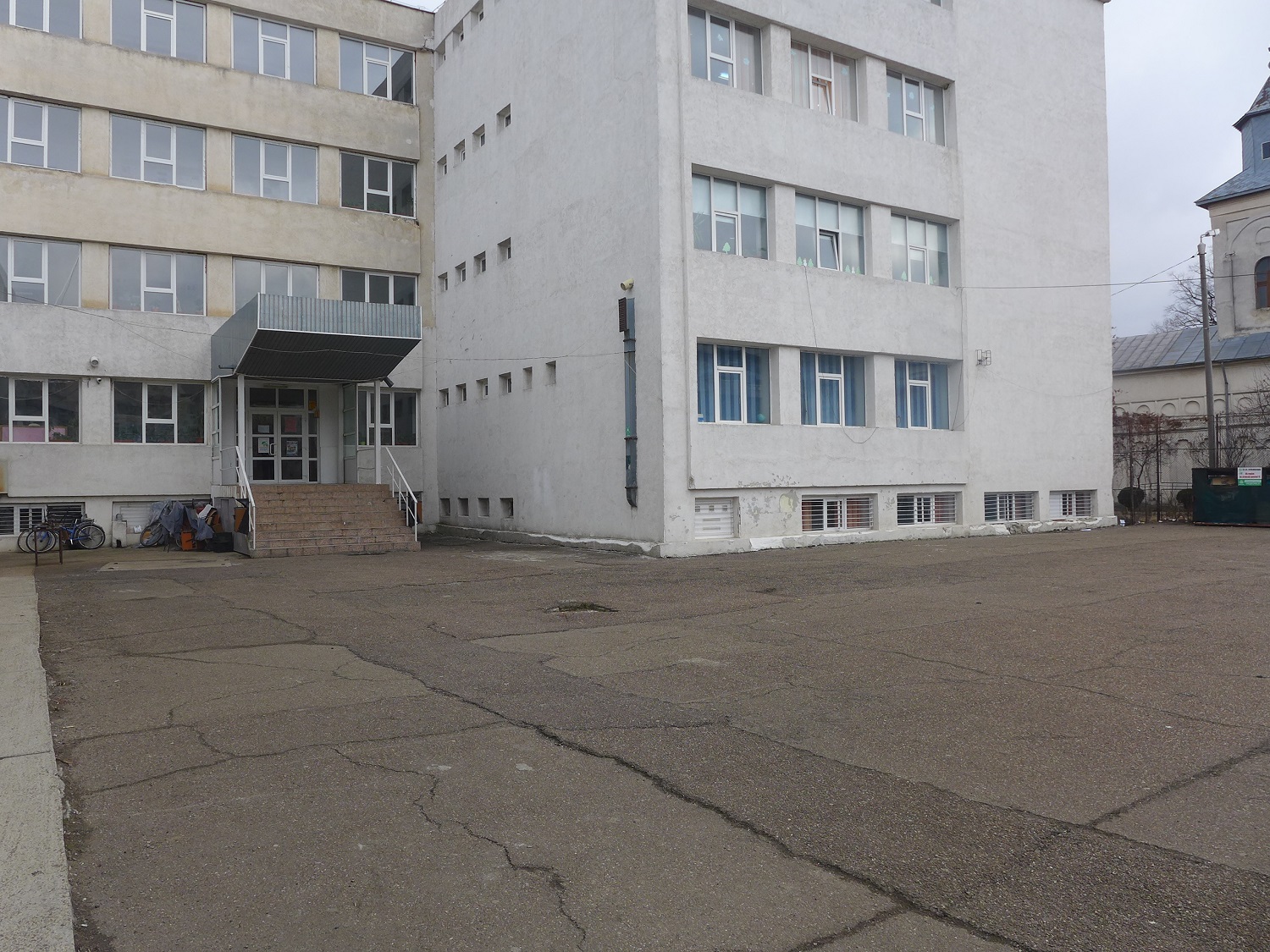 La cour de récré, à l’arrière de l’école. Elle n’est pas très utilisée, car les élèves n’ont pas de longues récrés comme en France. En plus, l’hiver, il fait trop froid pour mettre le nez dehors !