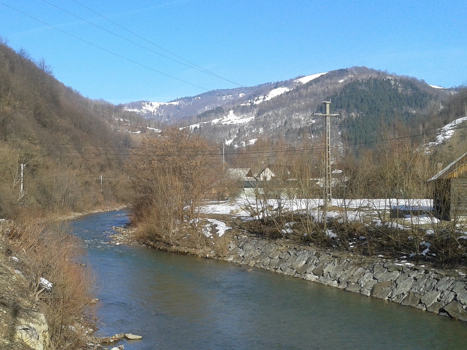 La vallée n’est accessible qu’en train. Il y a des routes (en mauvais état) sur les premiers kilomètres, là où il y a encore des maisons. 