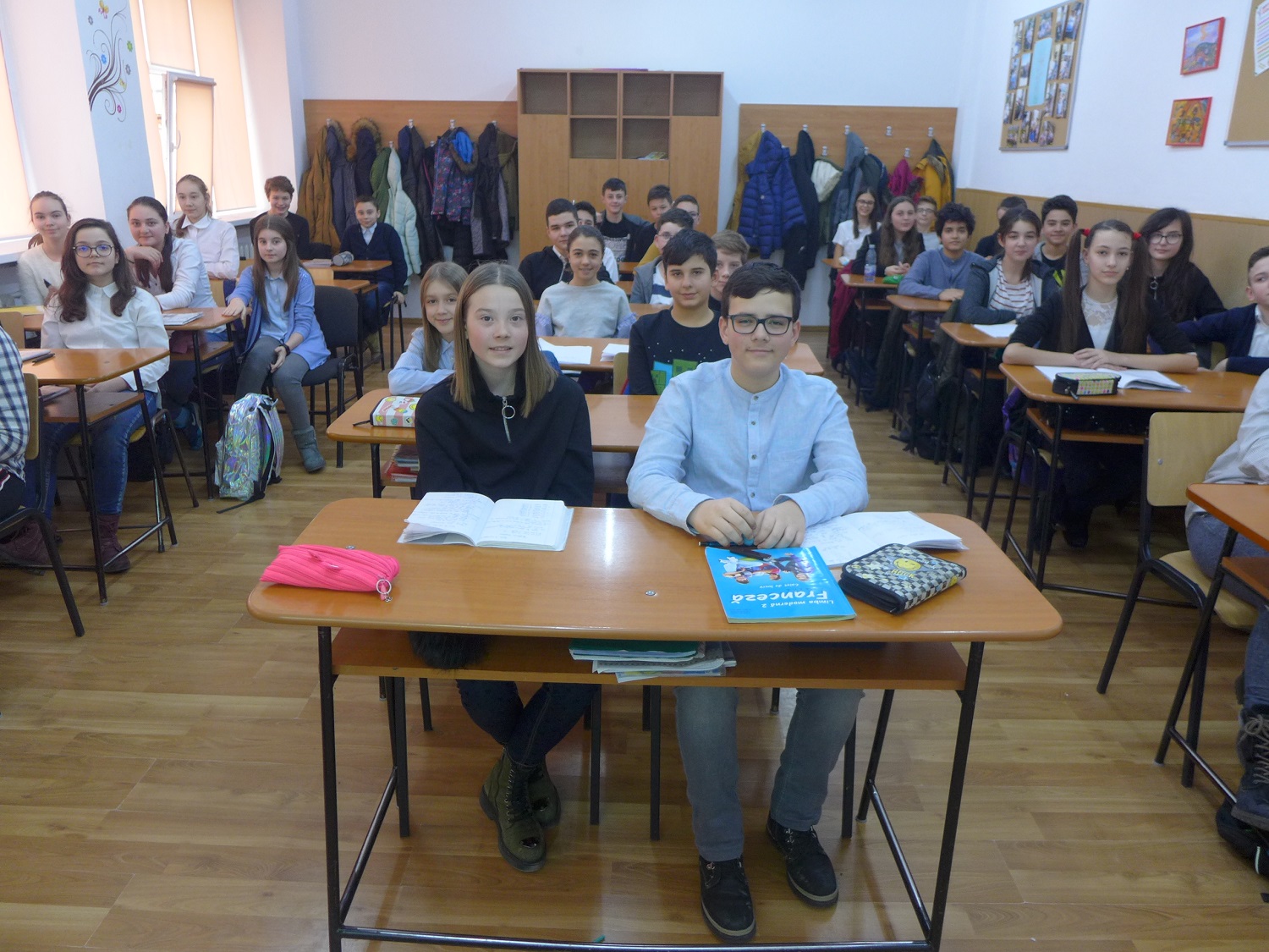 Les élèves ont une classe fixe, ils ne changent pas à chaque heure de cours.