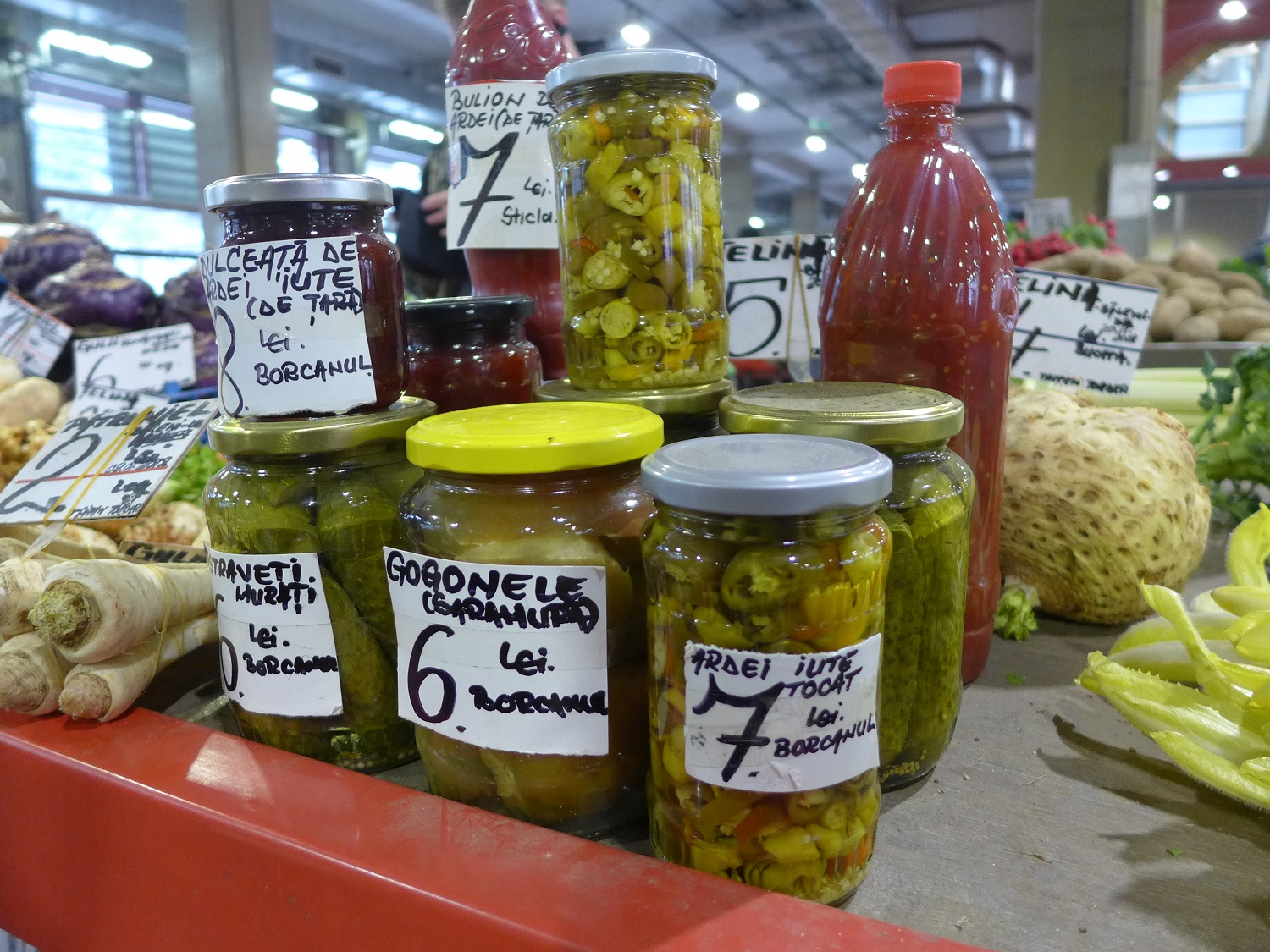 Pour conserver les légumes pendant l’hiver, les Roumains les mettent dans des bocaux de saumure, un peu comme pour les cornichons.