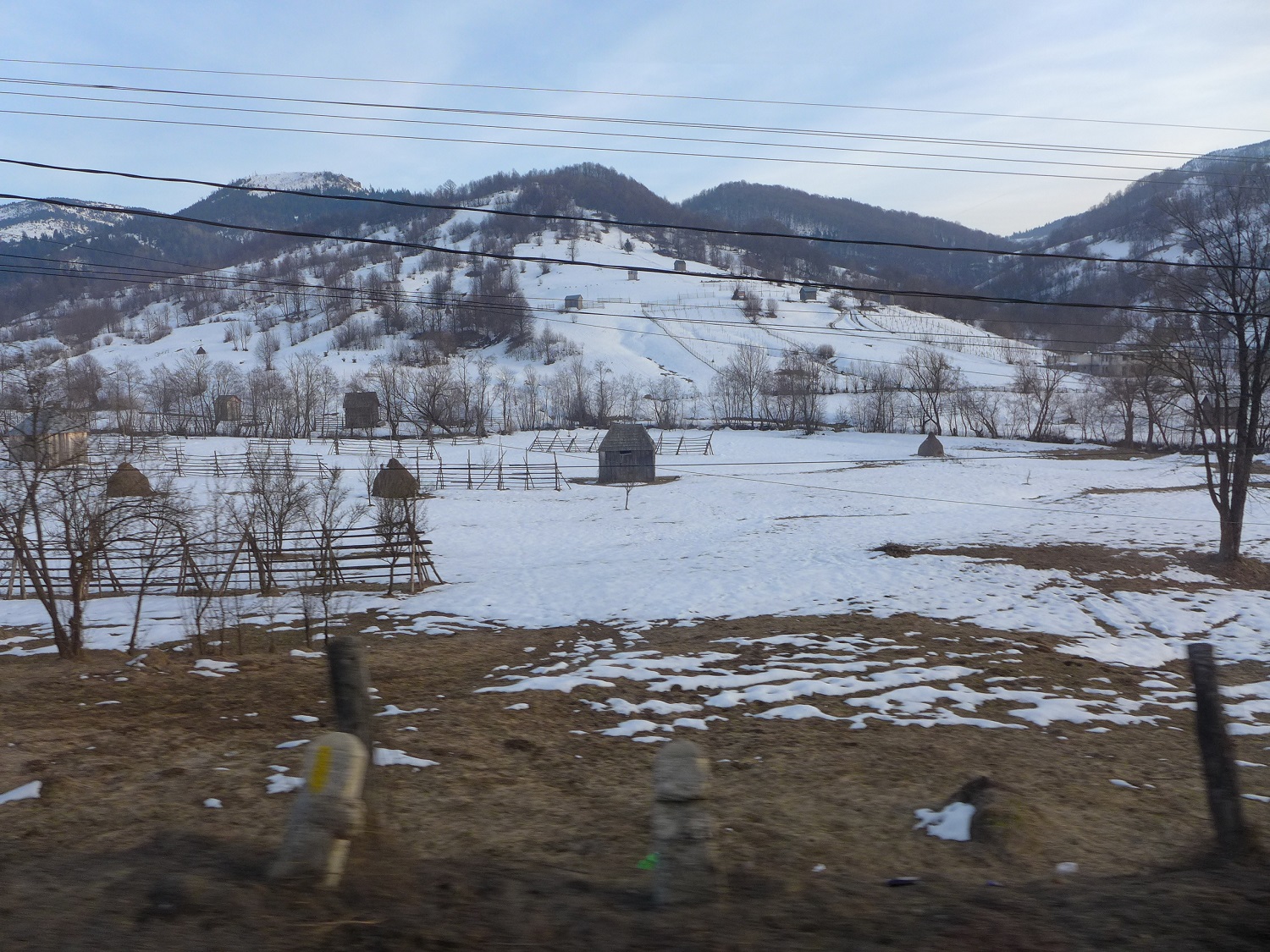 Paysages du Maramures, en repartant vers Cluj, au soleil couchant. Les barrières en bois qu’on voit dans les champs servent à faire sécher le foin. 