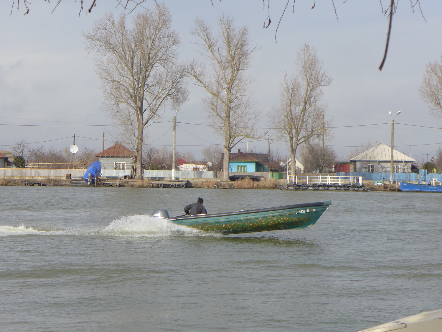 Une barque à moteur.