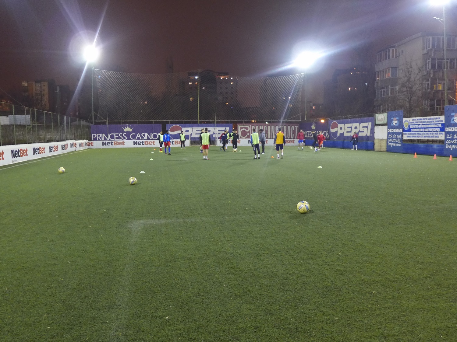 L’entraînement a lieu sur l’un des deux terrains synthétiques que possède le club. Il faut préserver la pelouse du terrain en herbe.