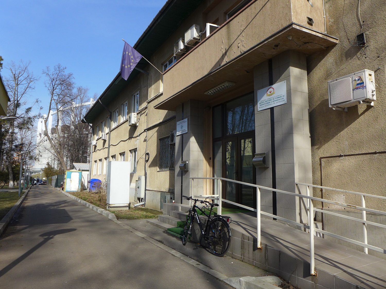 Les locaux de l’institut. Dans le fond, on aperçoit l’Arène nationale.