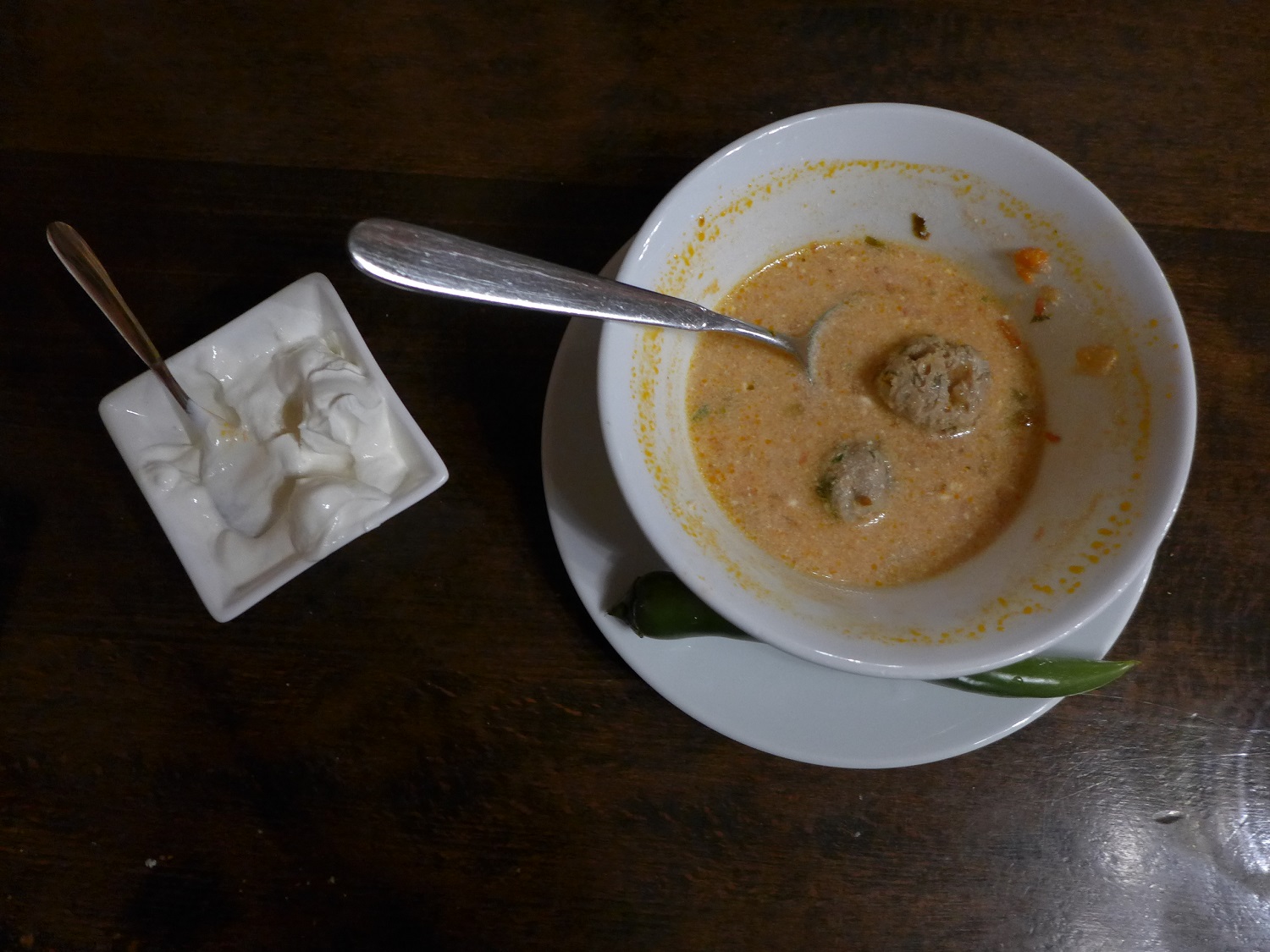 Ciorba de perisoare : soupe avec des boulettes de viande.