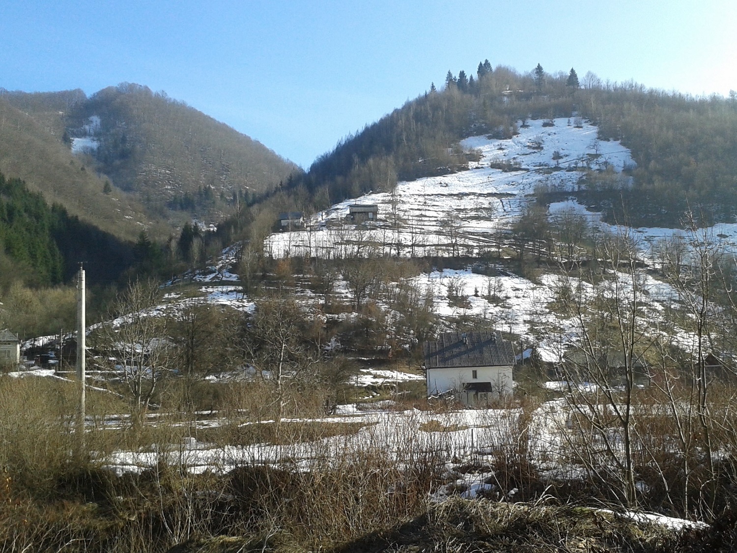 Il y a encore un peu de neige sur les flancs des collines