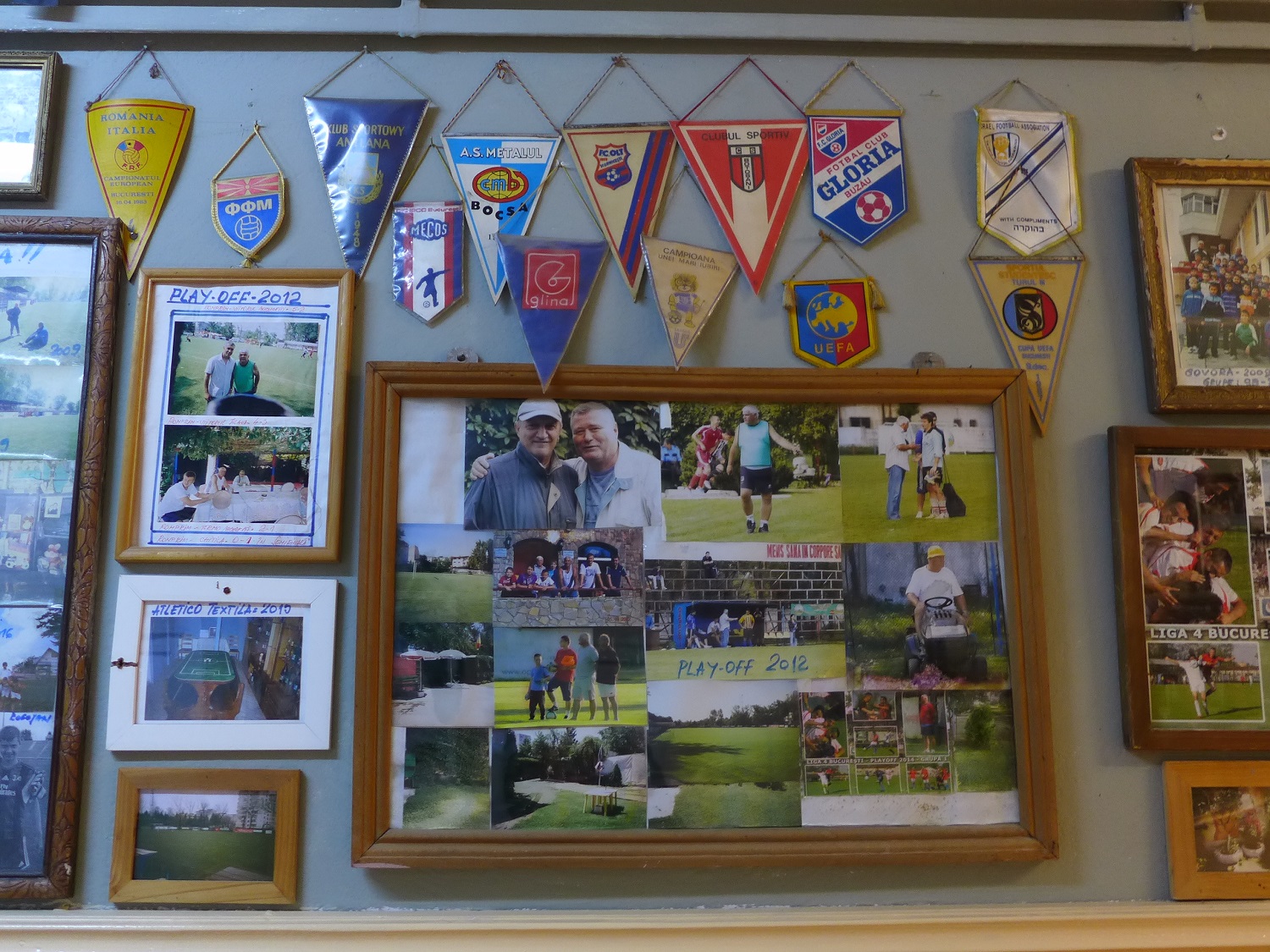 Dans les couloirs des vestiaires, photos et écussons souvenirs.