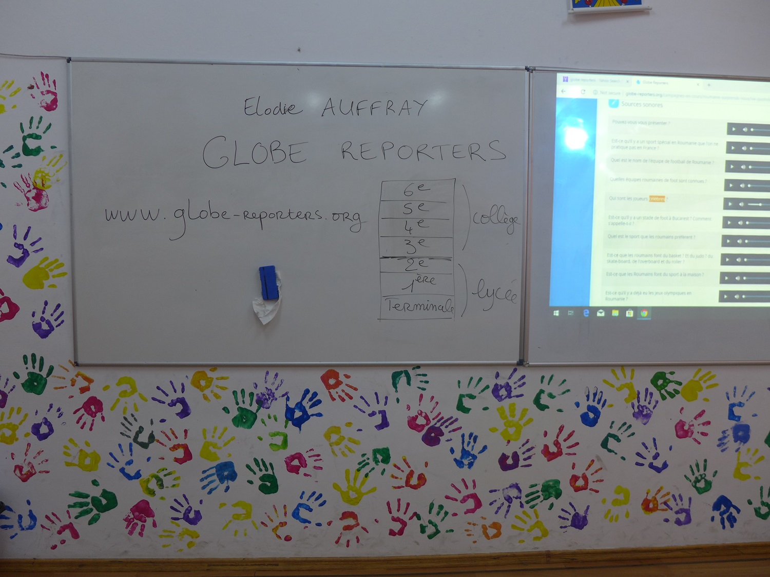 Le tableau. Dans cette classe, comme dans la plupart des classes, les élèves disposent d’un rétroprojecteur, connecté à un ordinateur.