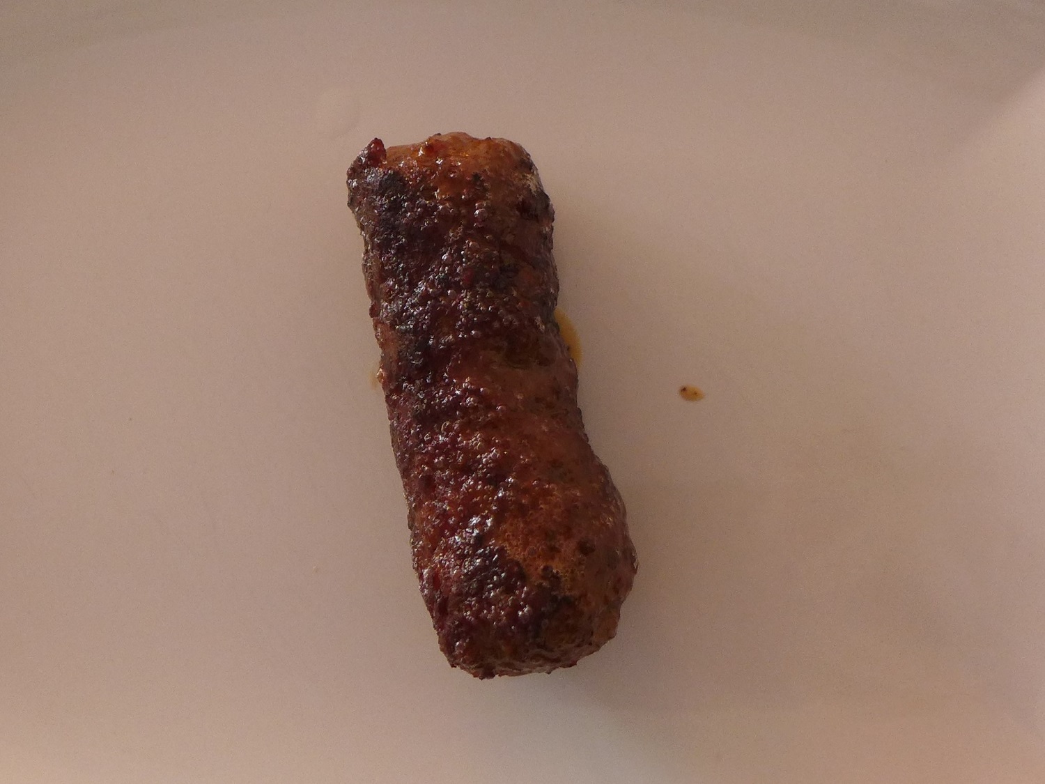 Un mititei (mici au pluriel) : c’est une sorte de saucisse, mais sans peau autour. On la mange grillée.