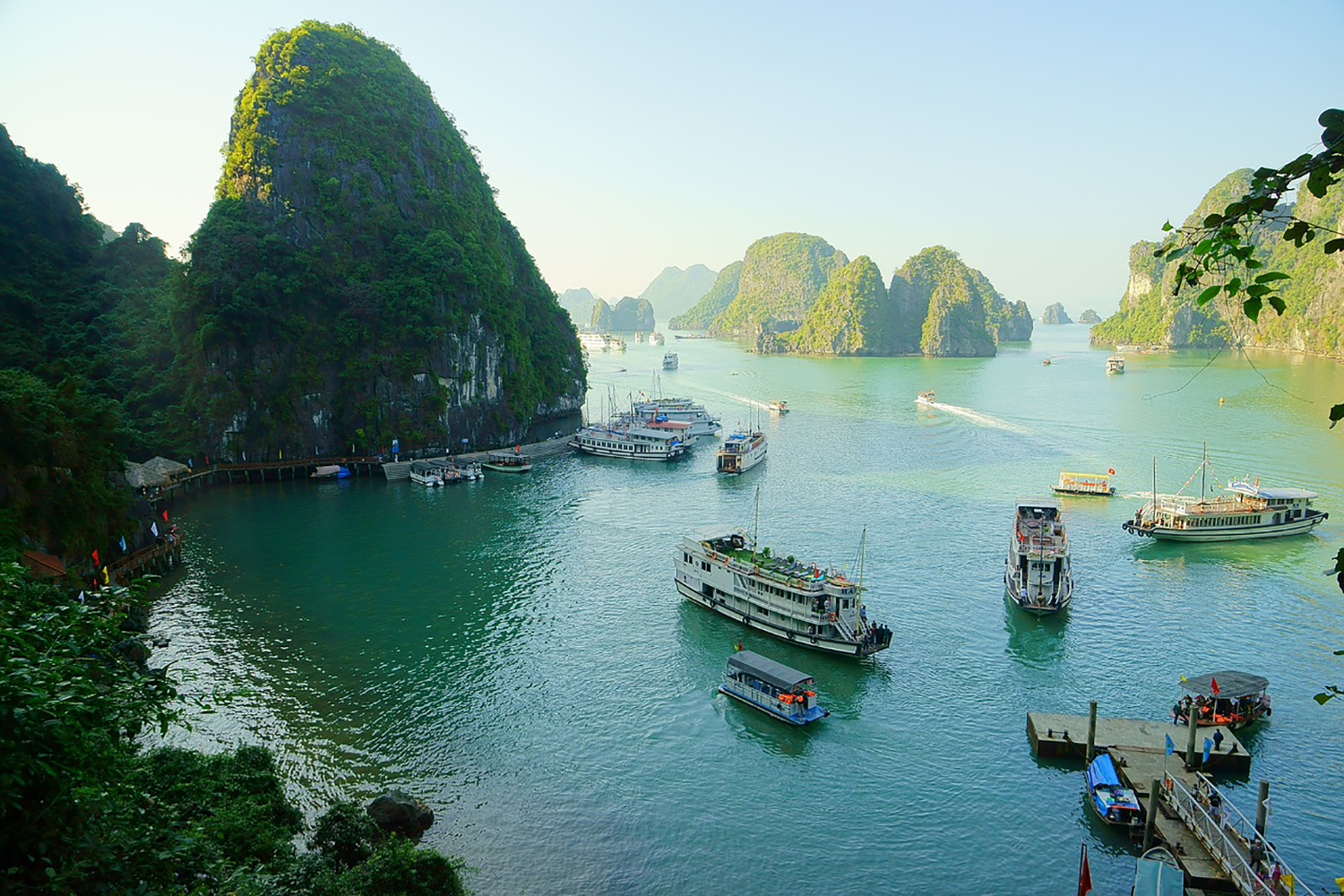 La baie d’Ha-Long voit venir de plus en plus de bateau-croisières qui polluent le site, pourtant classé Patrimoine Mondial Naturel par l’Unesco depuis 1994. ©Pixabay Creative Commons CC0