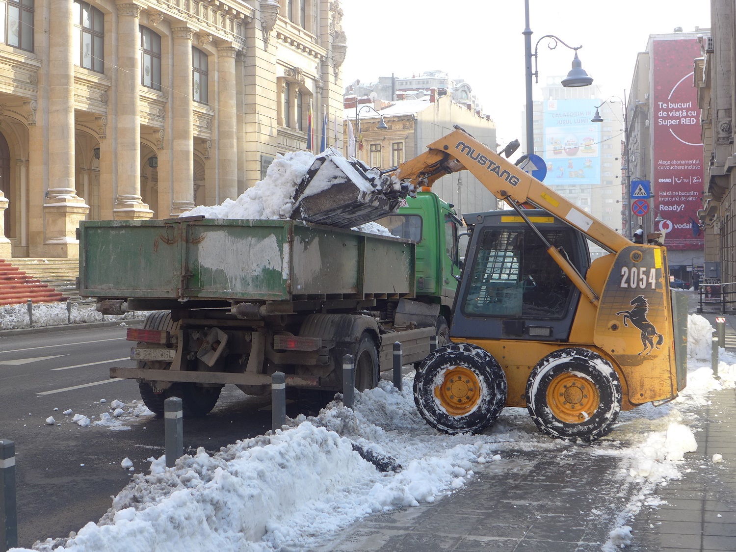 Un engin déblaie la neige