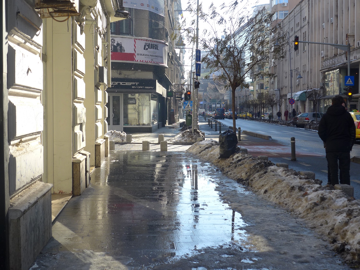 Vendredi 18 janvier, il fait beau et doux. La neige fond et ruisselle des toits.