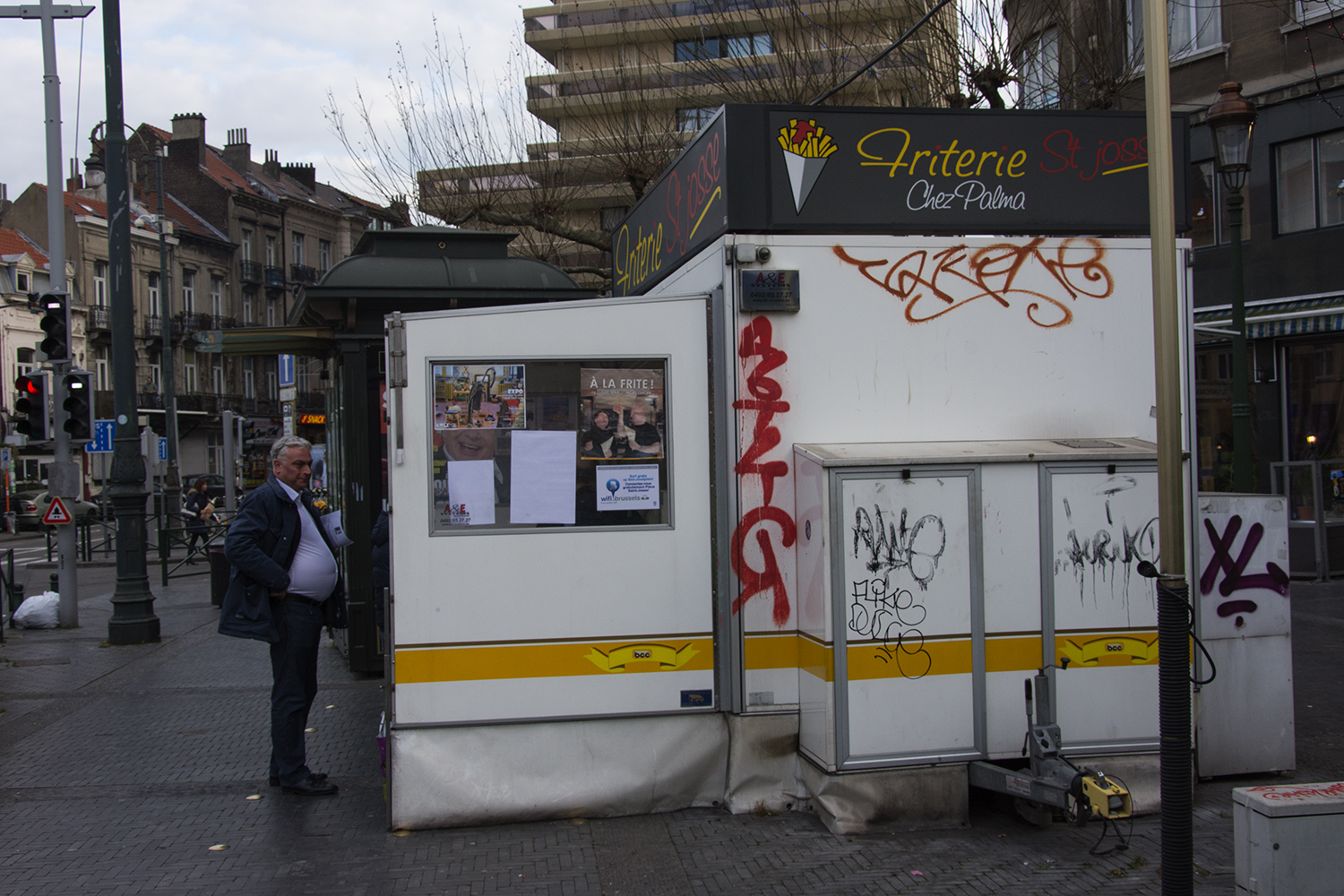 En face de l’église, une baraque à frites. Nous sommes donc bien à Bruxelles