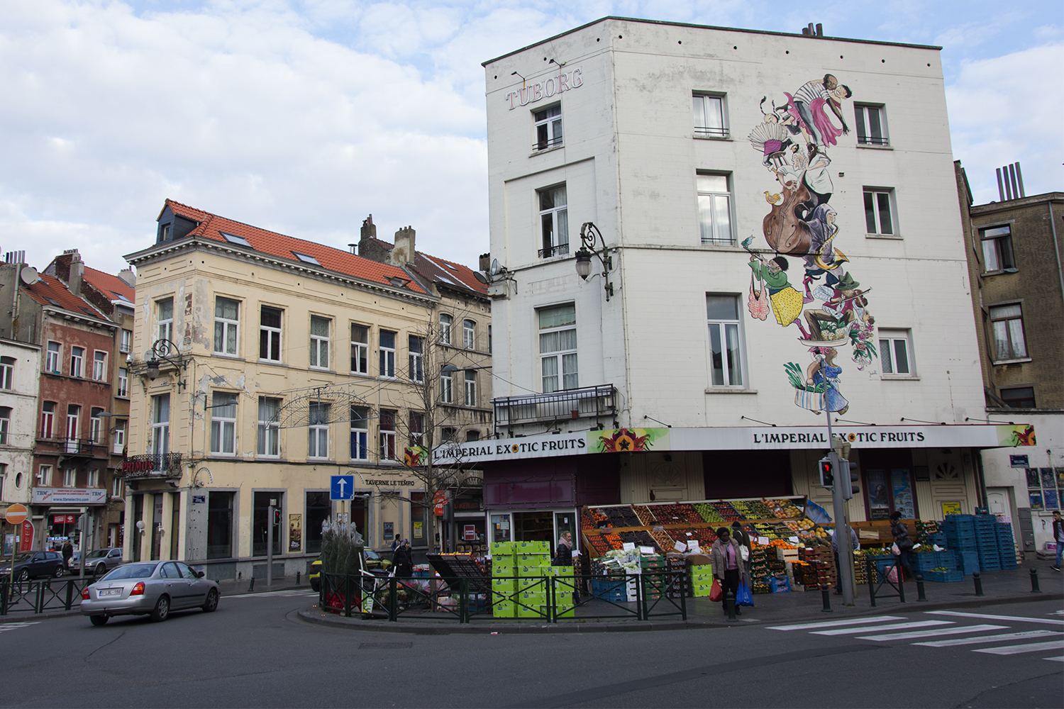 Le carrefour face à l’église