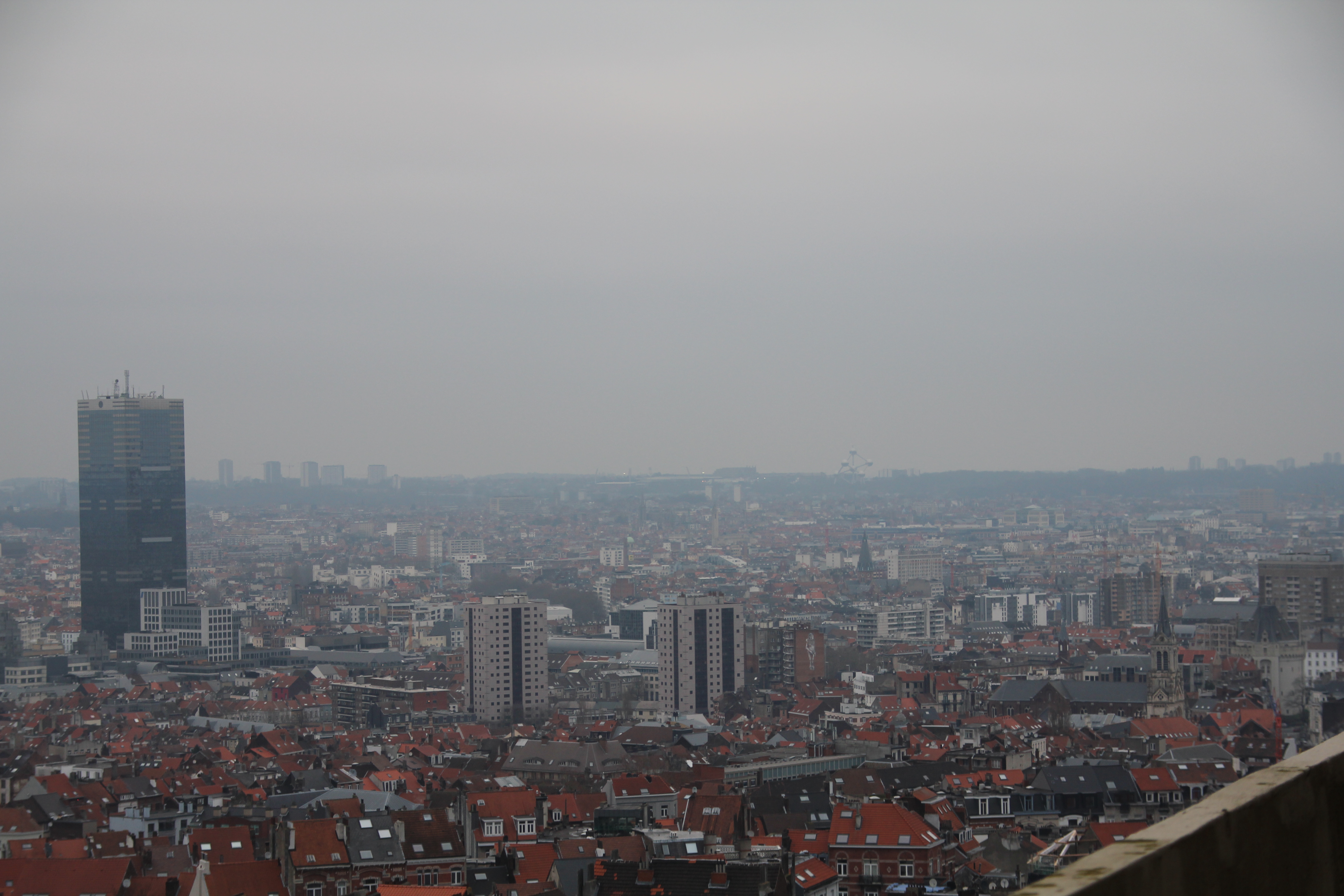 Du bureau de Globe Reporters, on aperçoit au loin l’Atomium, but de notre visite. Pour cela, il faut se rendre au nord de Bruxelles