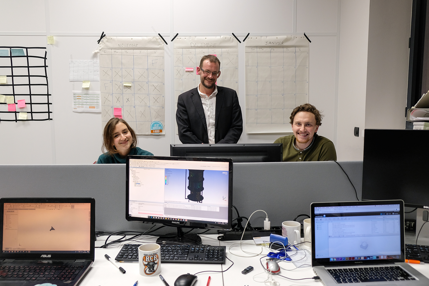 Quentin DUBRULLE et une partie de son équipe communication dans les bureaux de l’entreprise à Euratechnologie, Lille. Au total, huit collaborateurs travaillent pour Unéole.