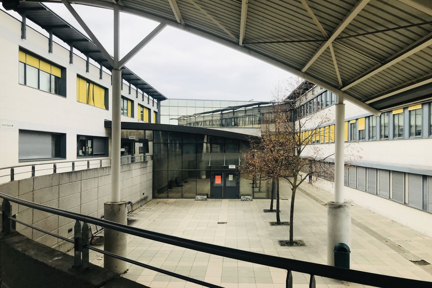 Vue sur la cour du collège Paul Langevin, Ville-La-Grand, Annemasse (Crédit photo : Gérald Bennetot-Devéria