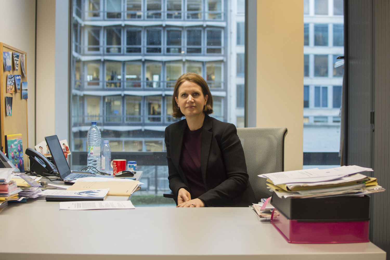 Marielle Rogier à son bureau dans les locaux du Forum Nucléaire Belge, 56 avenue des Arts à Bruxelles