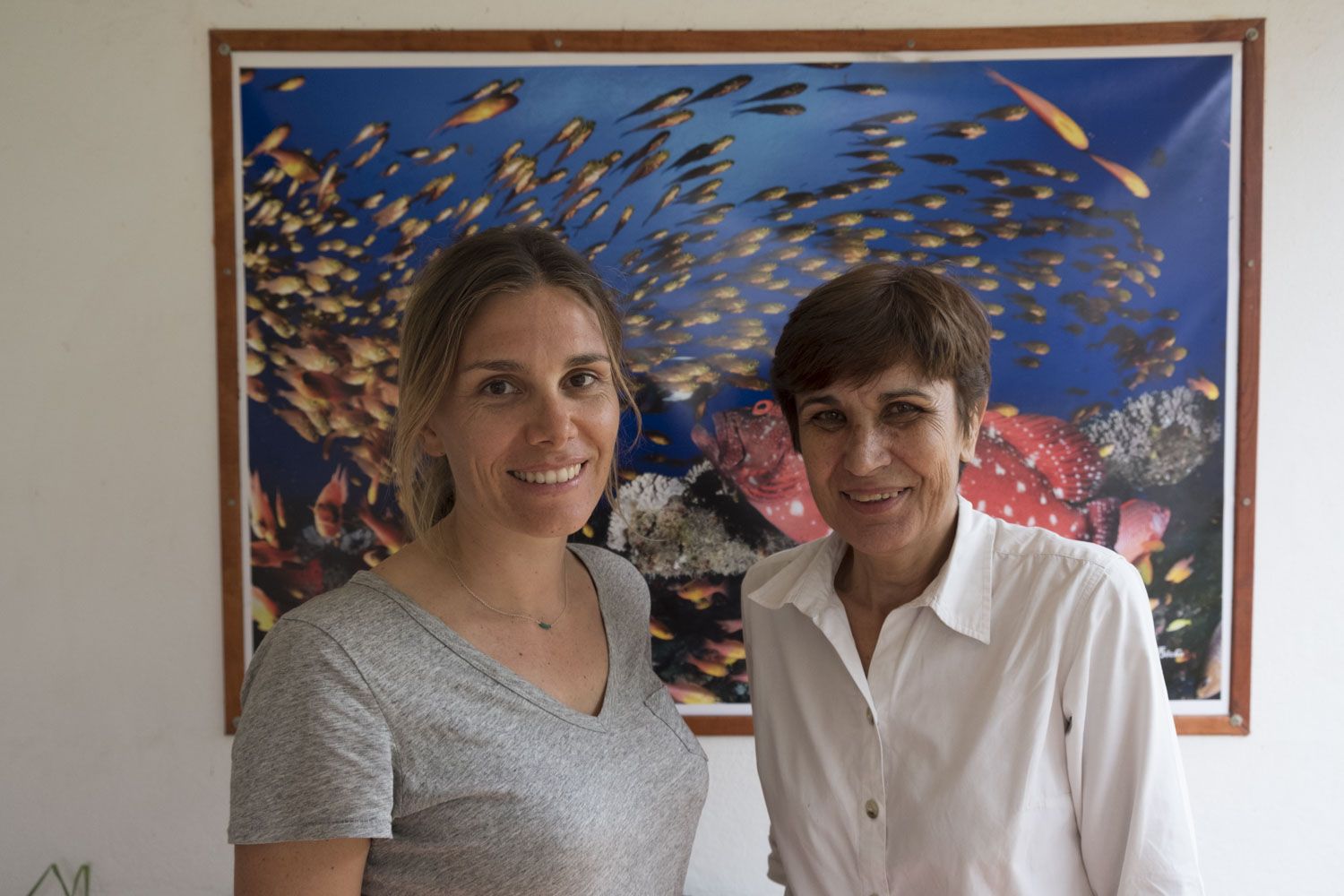 Pascale CHABANET (à droite) et Lola MASSÉ (à gauche) dans le hall du siège de la Réserve Marine.