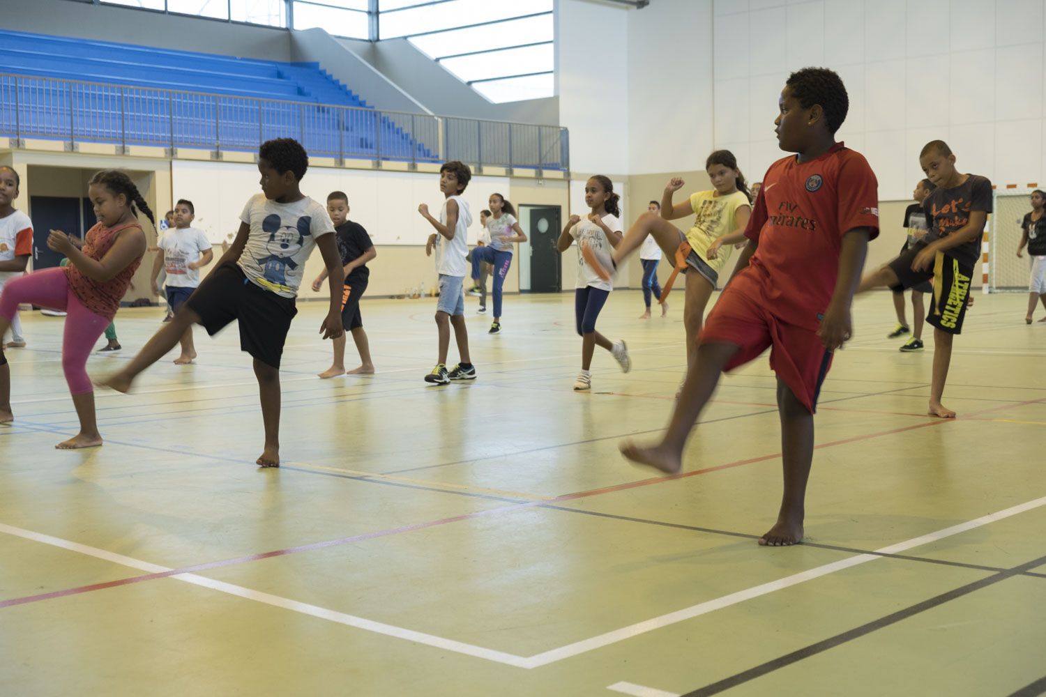 Les marmailles de Sainte-Suzanne se réunissent tous les mardi soir au gymnase du Bel Air pour apprendre le moringue.