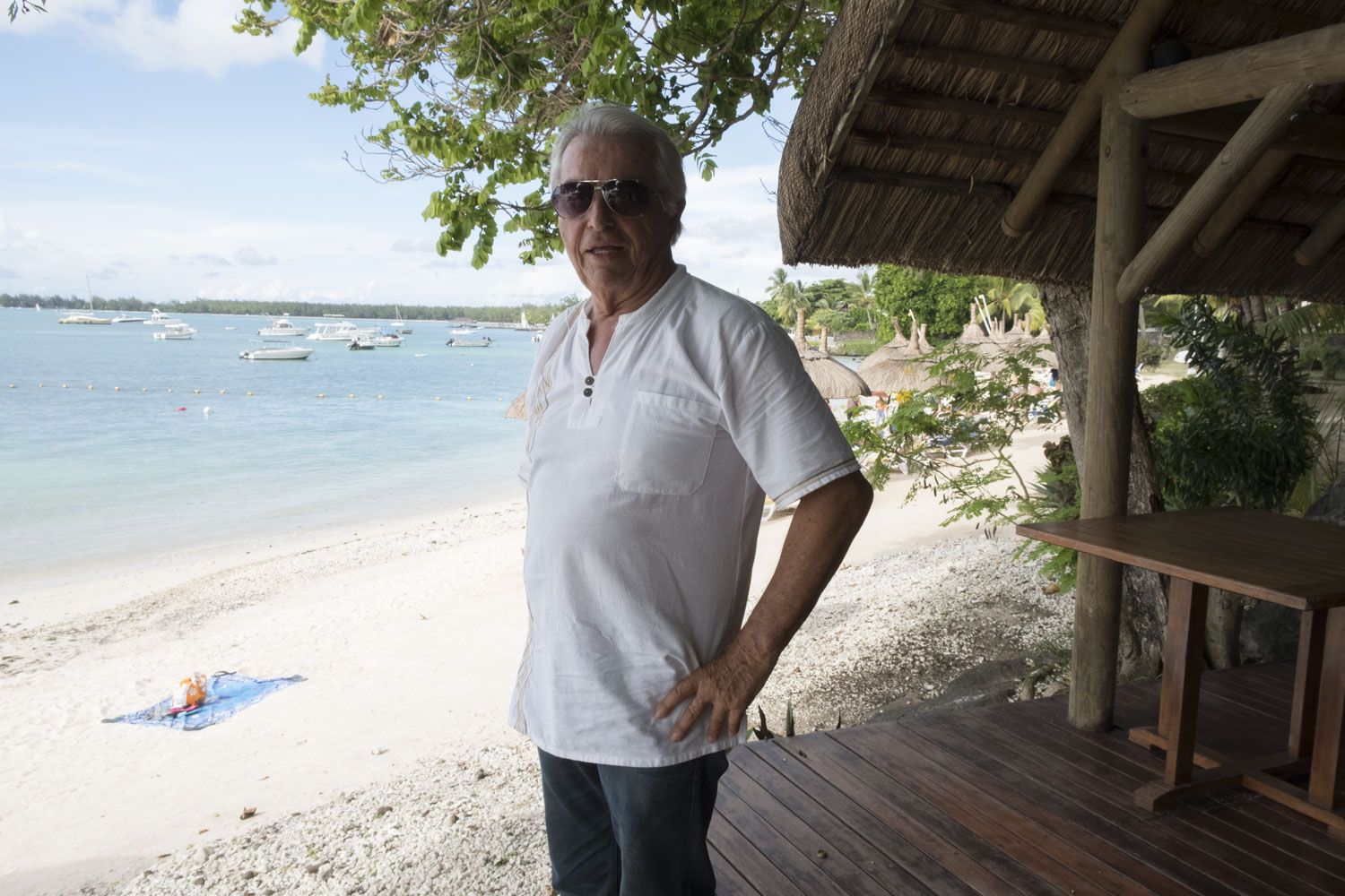 Claude BERTHIER devant la plage de trou-aux-biches. 