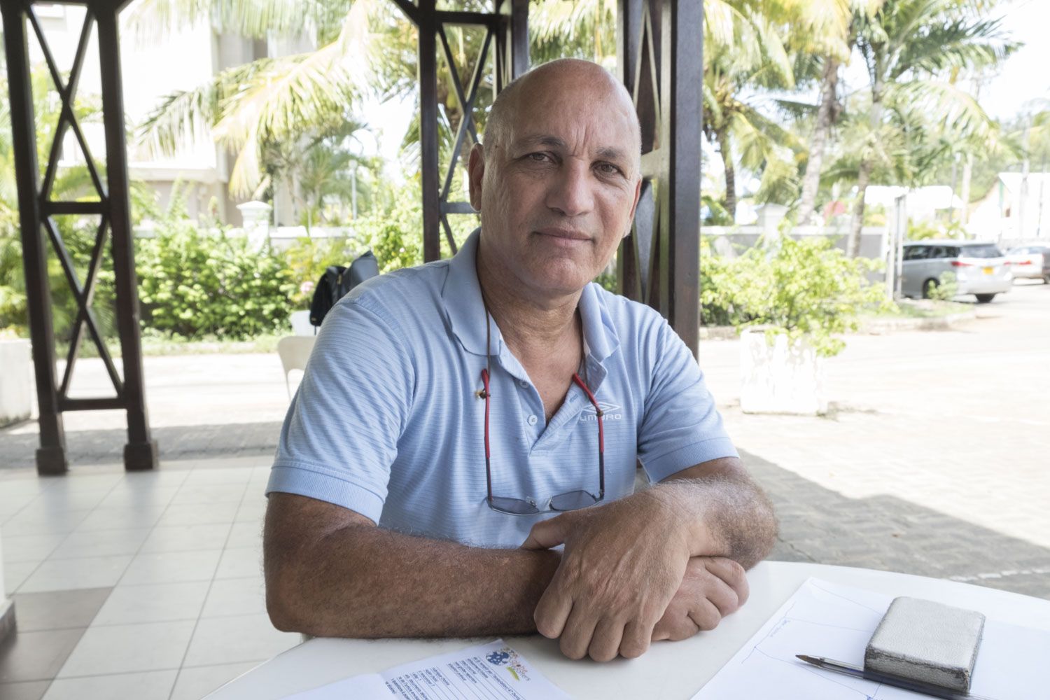 Hugues VITRY assis devant son centre de plongée à Mont Choisy, à 4km de Grand Baie, au nord de l’île Maurice. 