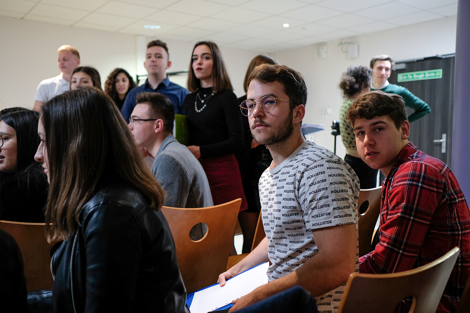 À 10h40, l’ancien président de la République entre dans la salle polyvalente du lycée Darchicourt à Hénin-Beaumont.