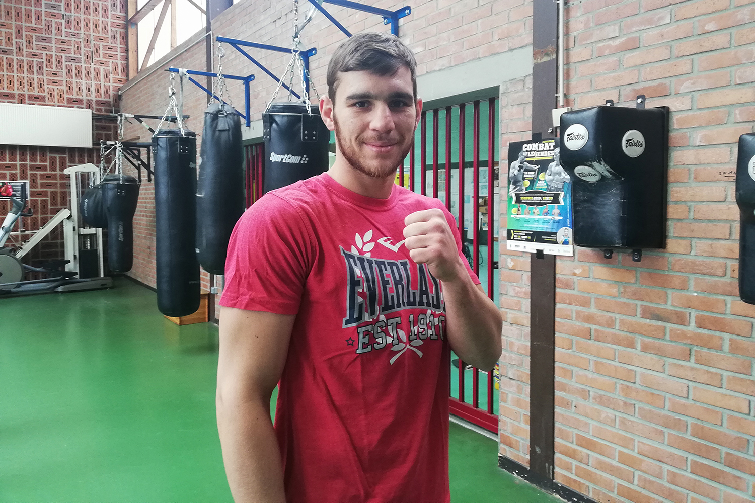 Mathieu BAUDERLIQUE est né en 1989 à Hénin-Beaumont et a commencé la boxe à l’âge de 14 ans au boxing club de la ville, entraîné par Mohammed NICHANE. 