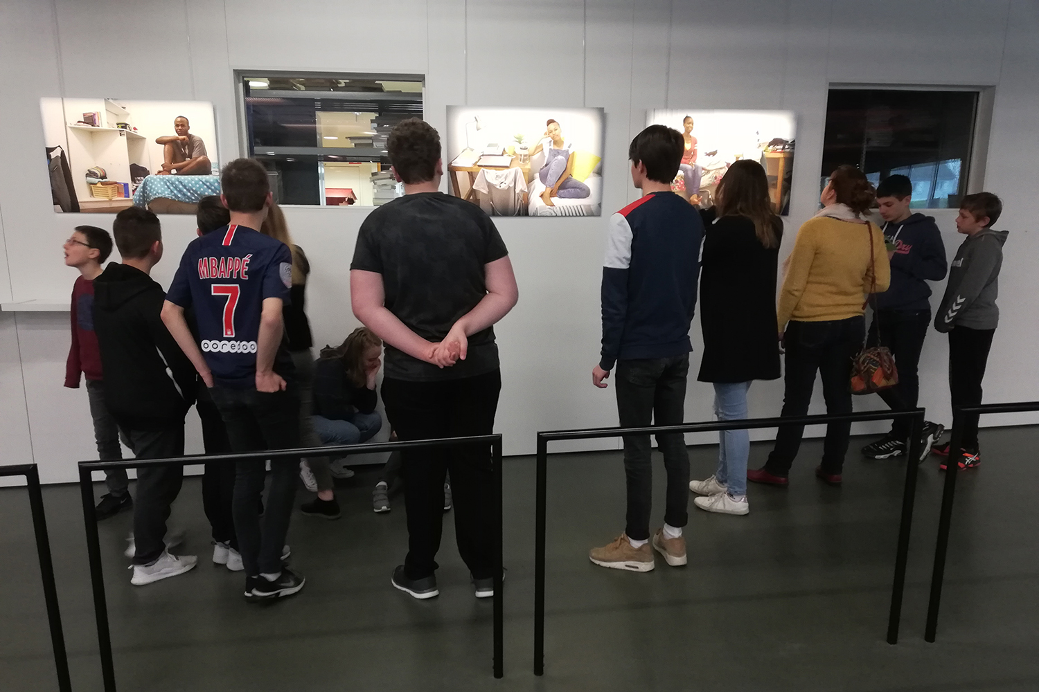 Le premier jour du stage, nous avons rendez-vous à l’Atelier média à Carvin pour parler photographie autour de l’exposition 