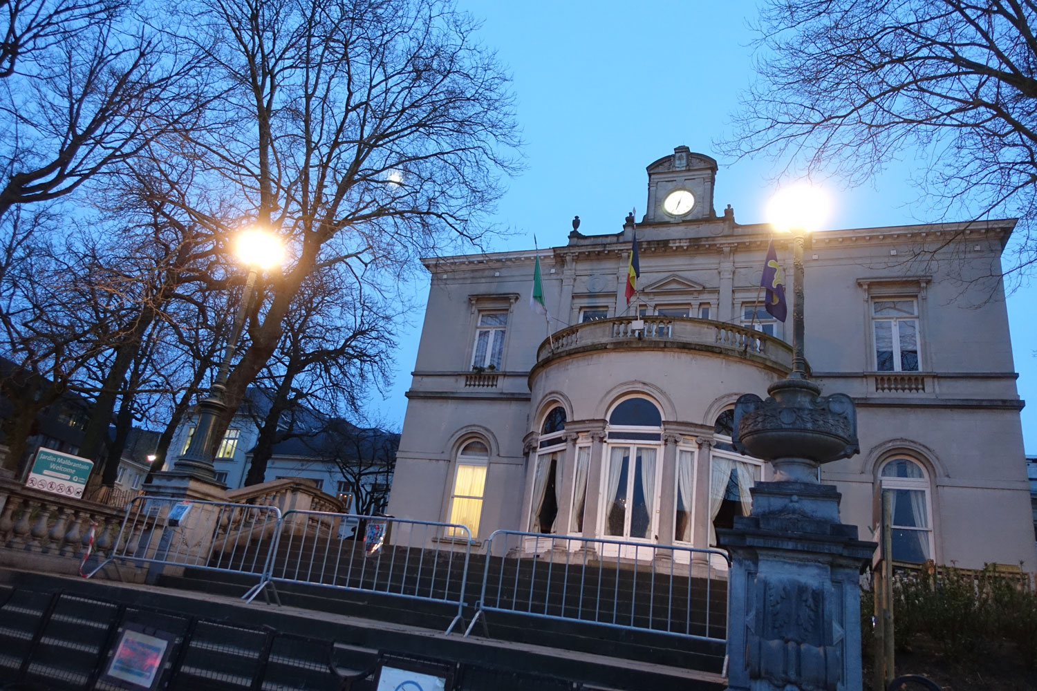 Lieu de rencontre, la maison communale d’Ixelles, après la journée de travail d’Ahmet. C’est l’équivalent de la mairie d’arrondissement à Paris © Globe Reporters