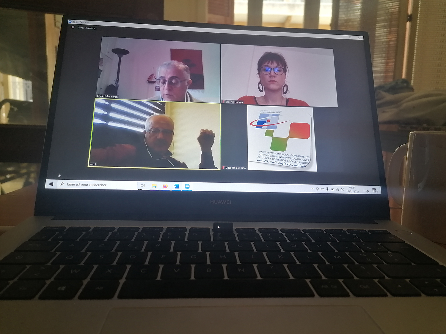 En raison de la crise sanitaire, l’interview se déroule en visioconférence. Sami AL SAFADI est arabophone. Béchir ODEIMI, président de Cités Unies Liban, a généreusement offert la traduction à Sidonie, en français. ©Globe Reporters