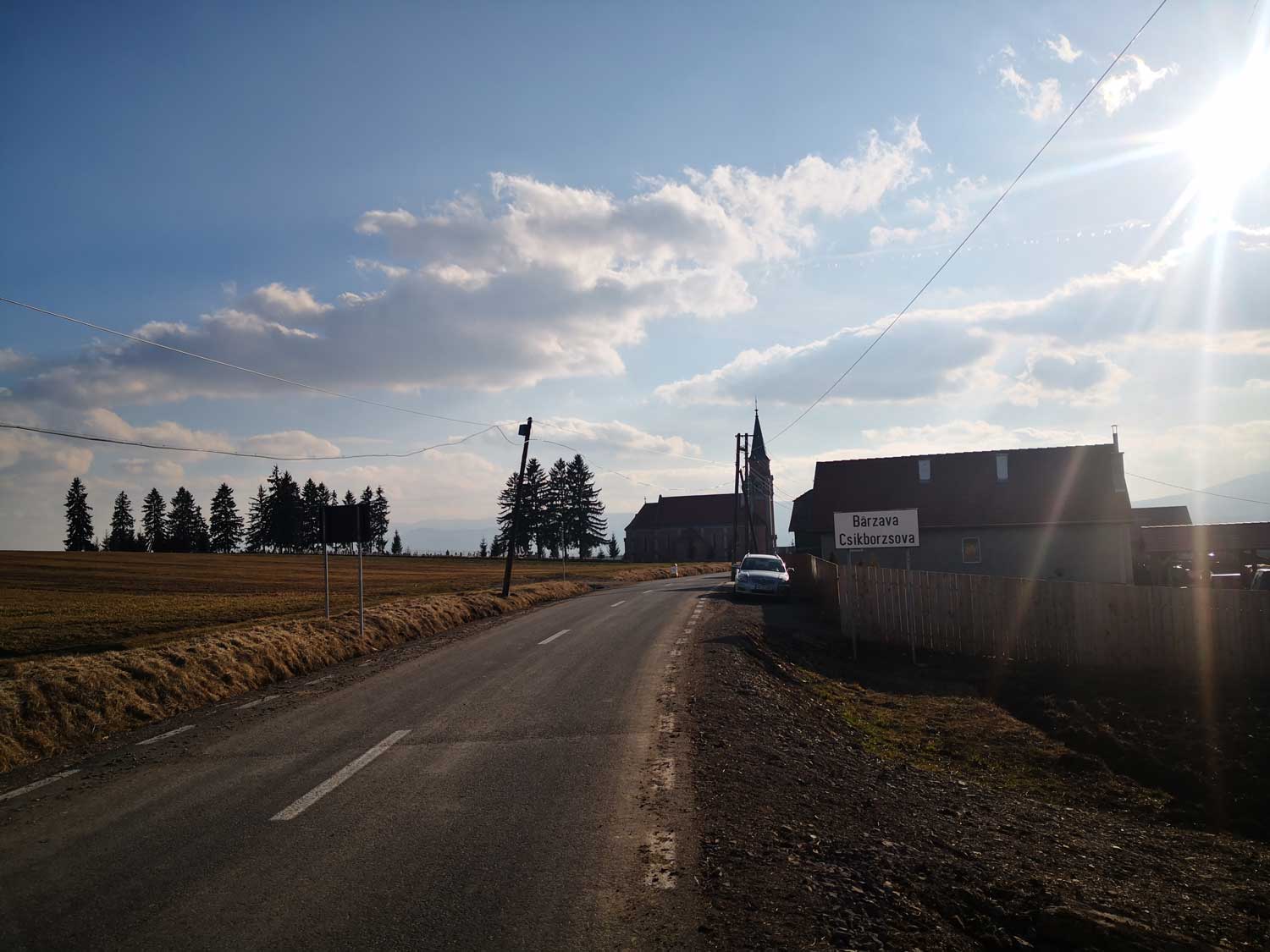 L’entrée du village de notre apiculteur. Le nom du village est d’abord écrit en roumain puis en hongrois en dessous © Globe Reporters