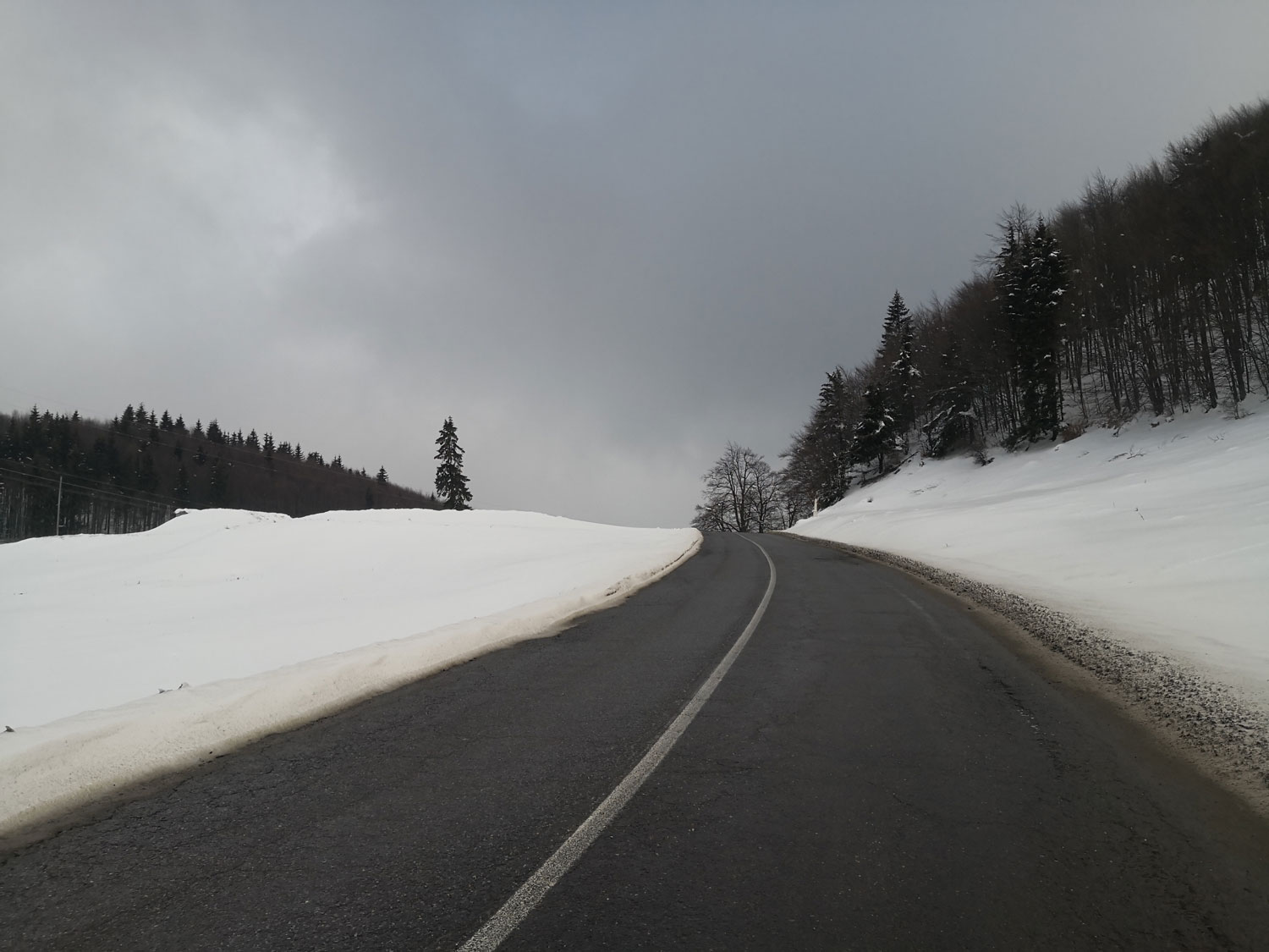 Passage du col entre les deux régions de Valachie et de Transylvanie où se trouve le château de Dracula © Globe Reporters