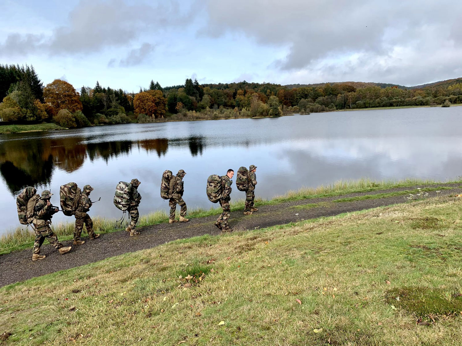 Dans le cadre de leur préparation physique les jeunes engagé·es ont réalisé une marche d’aguerrissement de plusieurs kilomètres avec sac à dos d’au moins 15 kilos sur le dos et un fusil FAMAS © Brigadier Gauthier