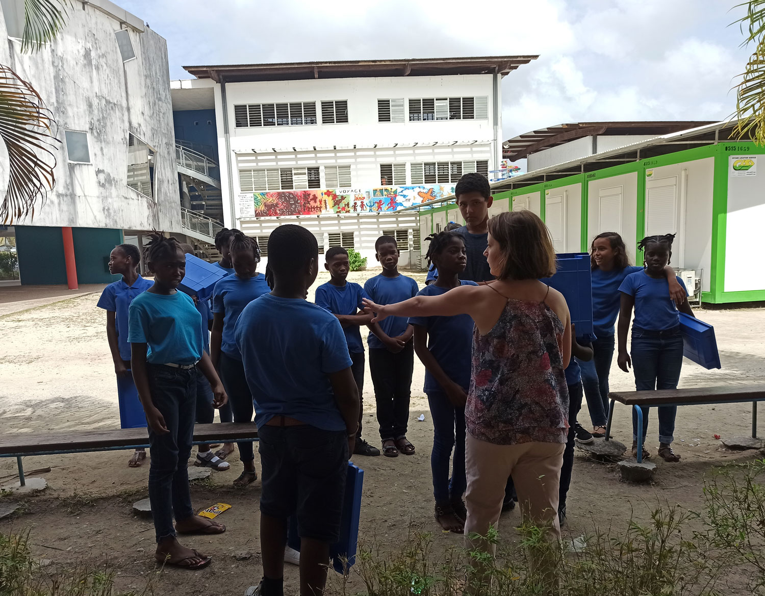 Le cours de SVT se poursuit dans la cour du collège.