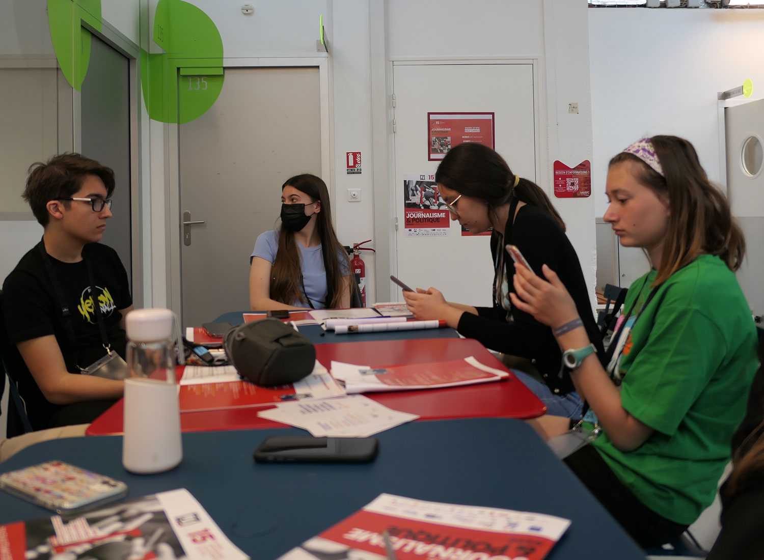 Les globe-reporters belges, roumains, turcs et français planchent sur leurs questions dans un couloir du Mame à Tours © Daniel & Globe Reporters